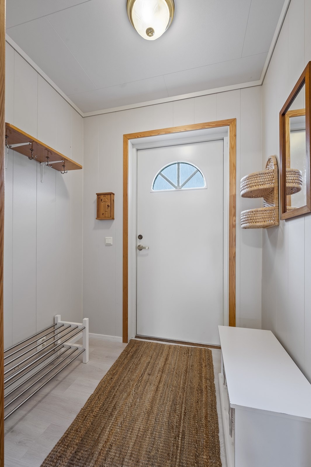 Gang med plass til å sette fra seg sko og yttertøy. Galleribilde
