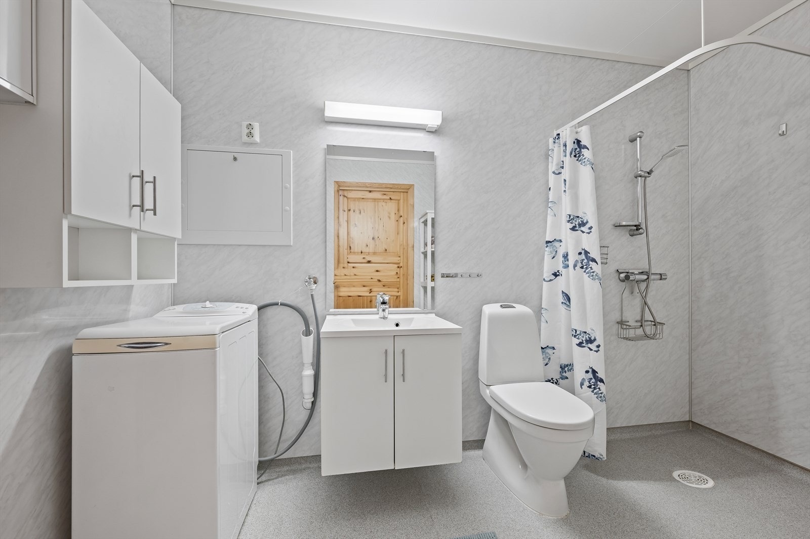 Badet er lyst og trivelig med varmekabler i gulvet og våtromsplater på veggene. Galleribilde