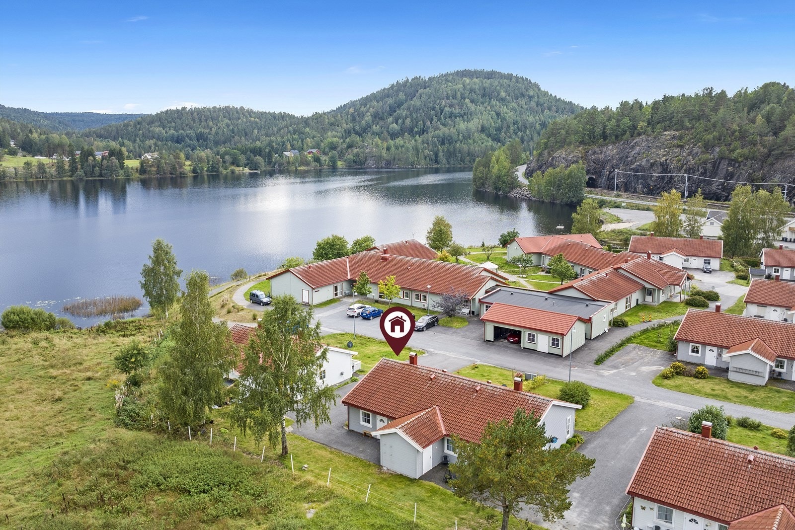 I området rundt og på Neslandsvatn er det også flott turterreng, og mange fine toppturer å bestige. Galleribilde