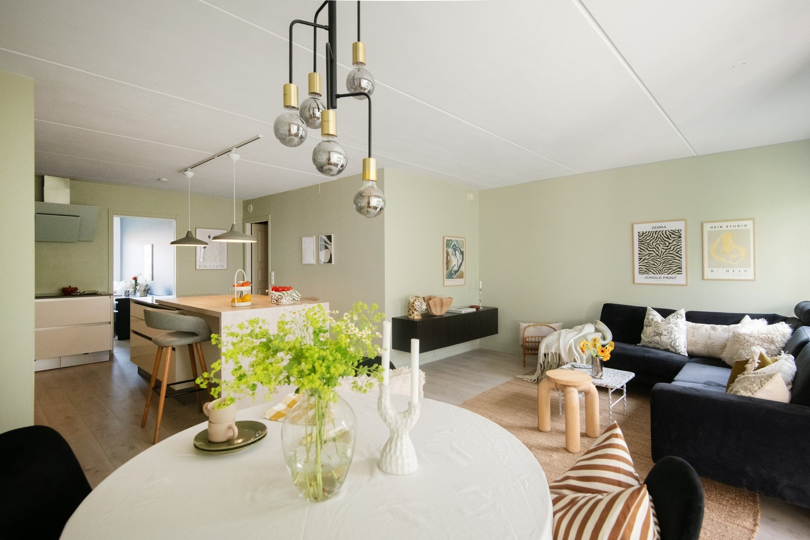 Her får du en lys og luftig bolig, hvor bylivet kan nytes samtidig som du trekker deg tilbake i rolige omgivelser. Galleribilde