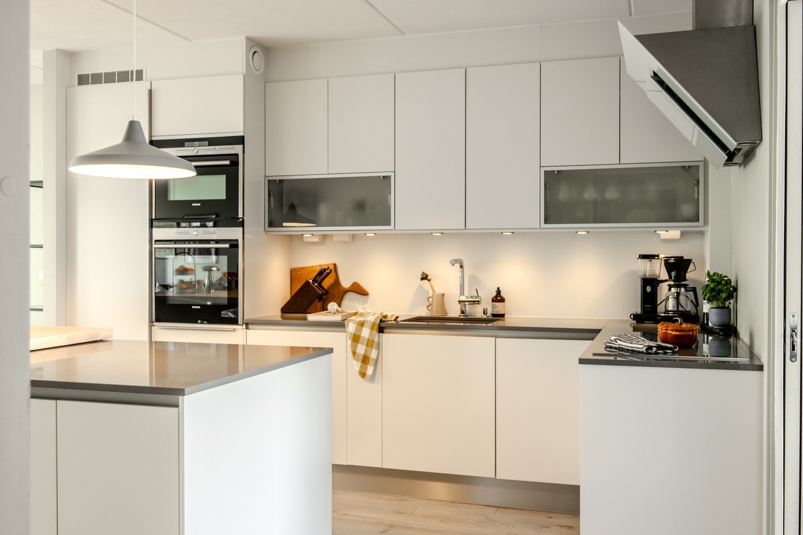 Kjøkkenet er utstyrt med integrerte hvitevarer bestående av induksjonstopp, stekeovn, oppvaskmaskin og mikro. Galleribilde