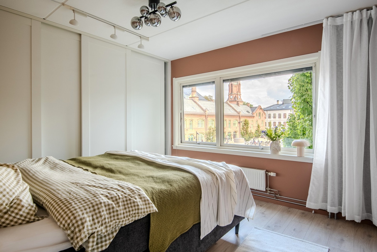 Hovedsoverommet er romslig og innredet med en stor skyvedørsgarderobe som gir rikelig med oppbevaringsplass. Det er god plass til dobbeltseng med nattbord på hver side. Galleribilde