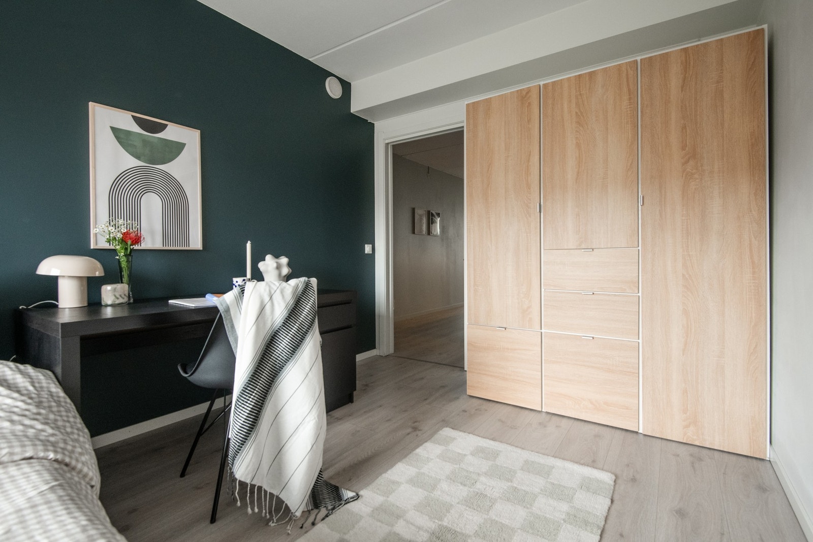 Soverom 2 har god plass til seng, nattbord, garderobemøblement og eventuelt en pult, dersom behovet for hjemmekontor skulle være til stede. Galleribilde