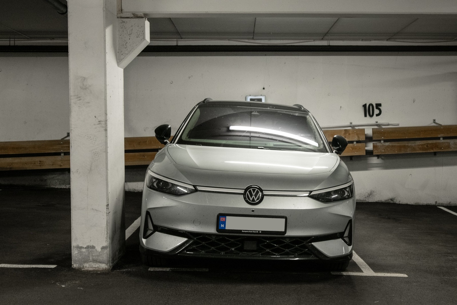 Parkering m/ladepunkt kan kjøpes utenom for kr. 450 000,- + omkostninger. Galleribilde