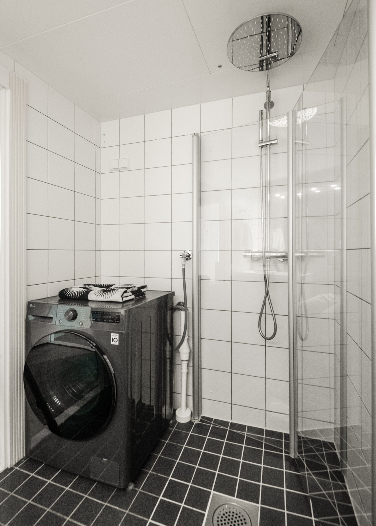 Badet har i tillegg opplegg for vaskemaskin, noe som gjør rommet både praktisk og funksjonelt. Galleribilde