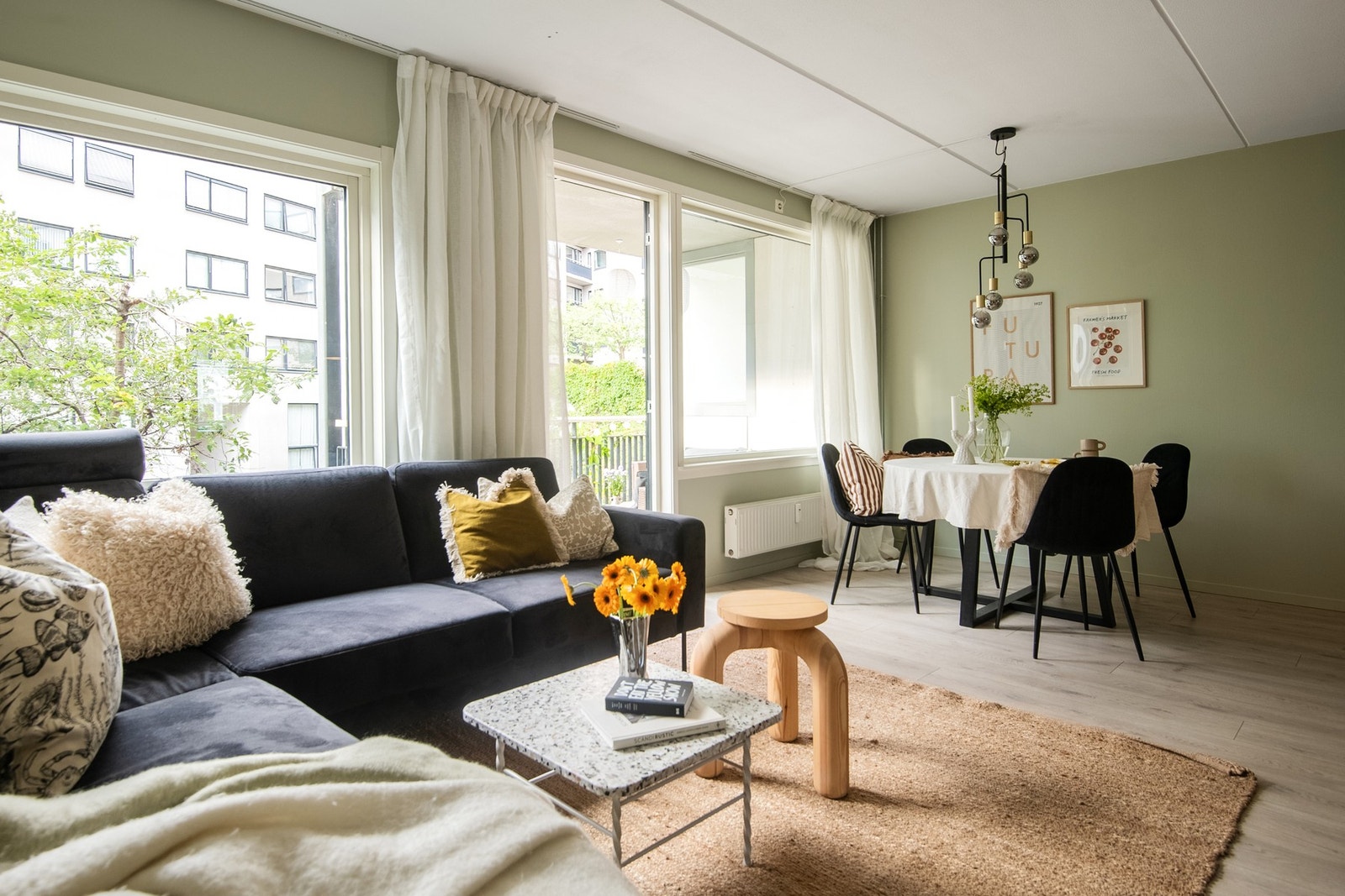 De store vindusflatene mot nordvest sørger for rikelig med naturlig lys og skaper en behagelig romfølelse. Galleribilde