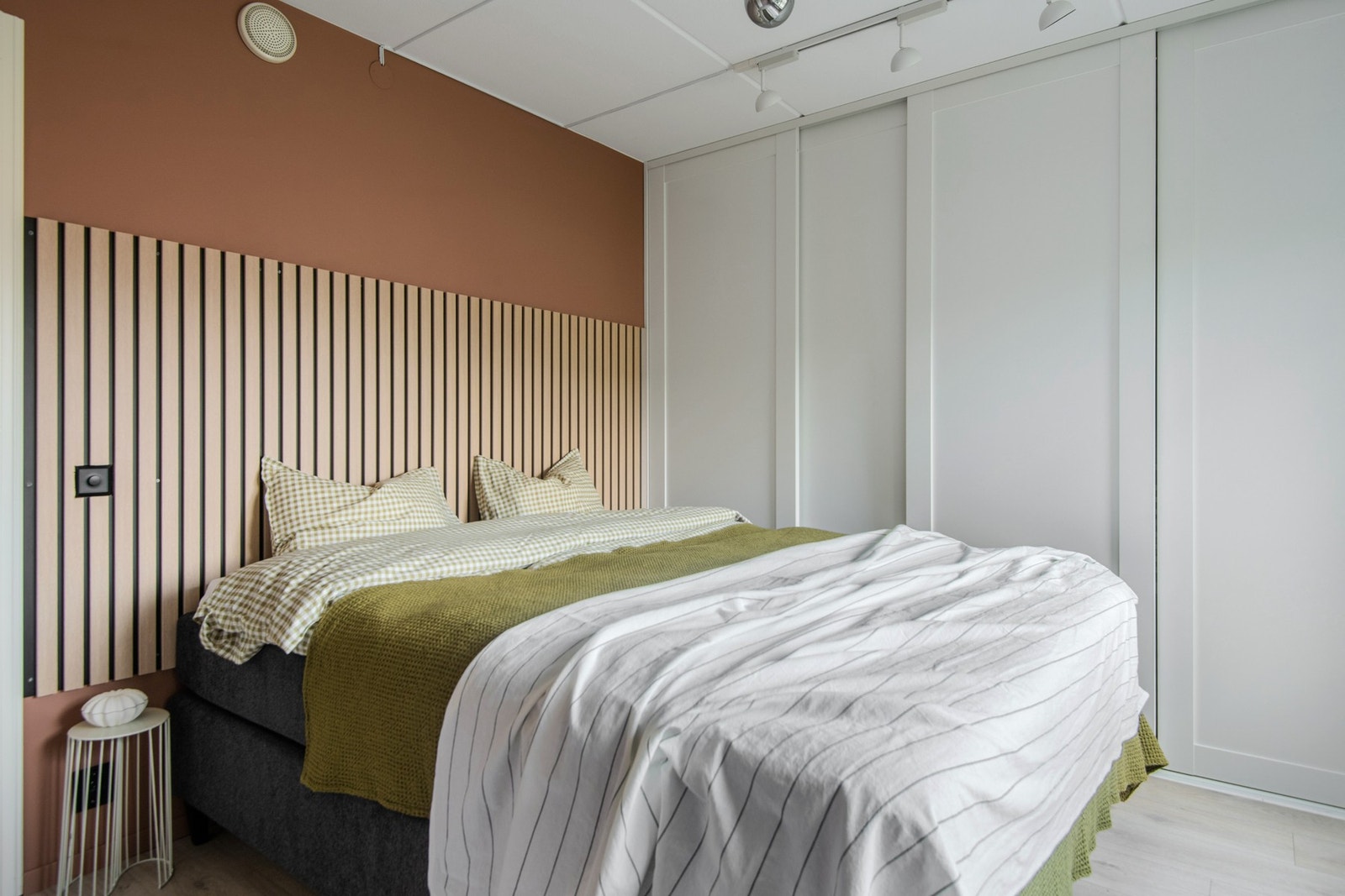 Boligen har to særdeles gode soverom, begge med god størrelse og fleksible innredningsmuligheter. Avbildet er hovedsoverommet. Galleribilde