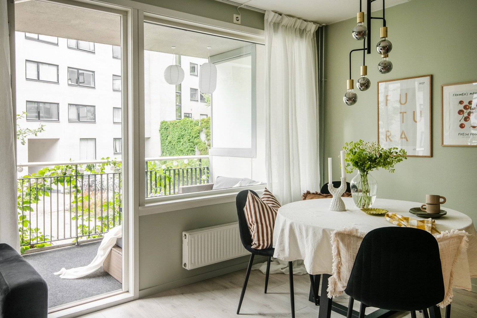 Den gjennomtenkte planløsningen gir gode innredningsmuligheter, med plass til både en hyggelig sofakrok med sjeselong, stuebord og mediemøblement, samt en naturlig spiseplass i forlengelsen av kjøkkenet. Galleribilde