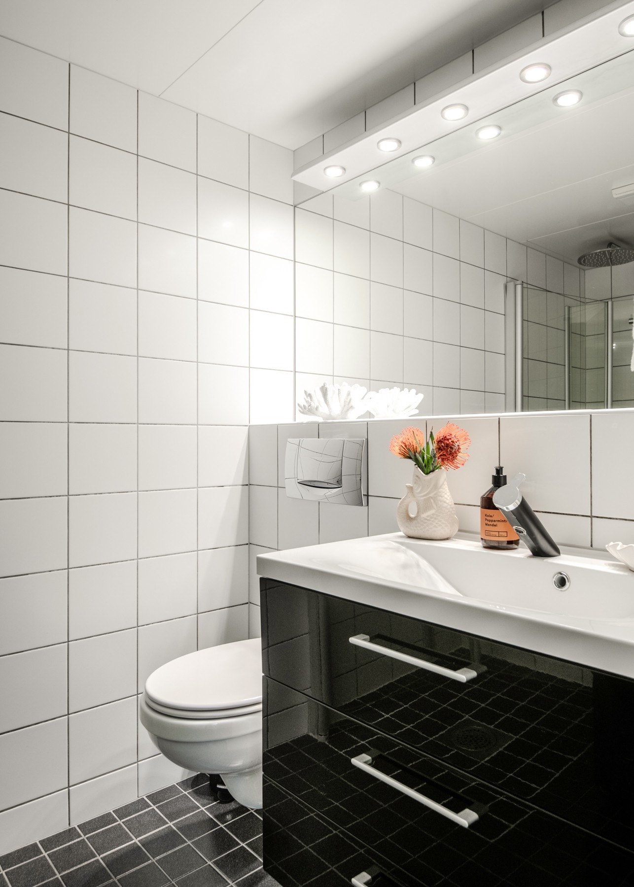 Innredningen består av et vegghengt servantskap med høyglansfronter og en heldekkende servant med ett-greps armatur. Galleribilde