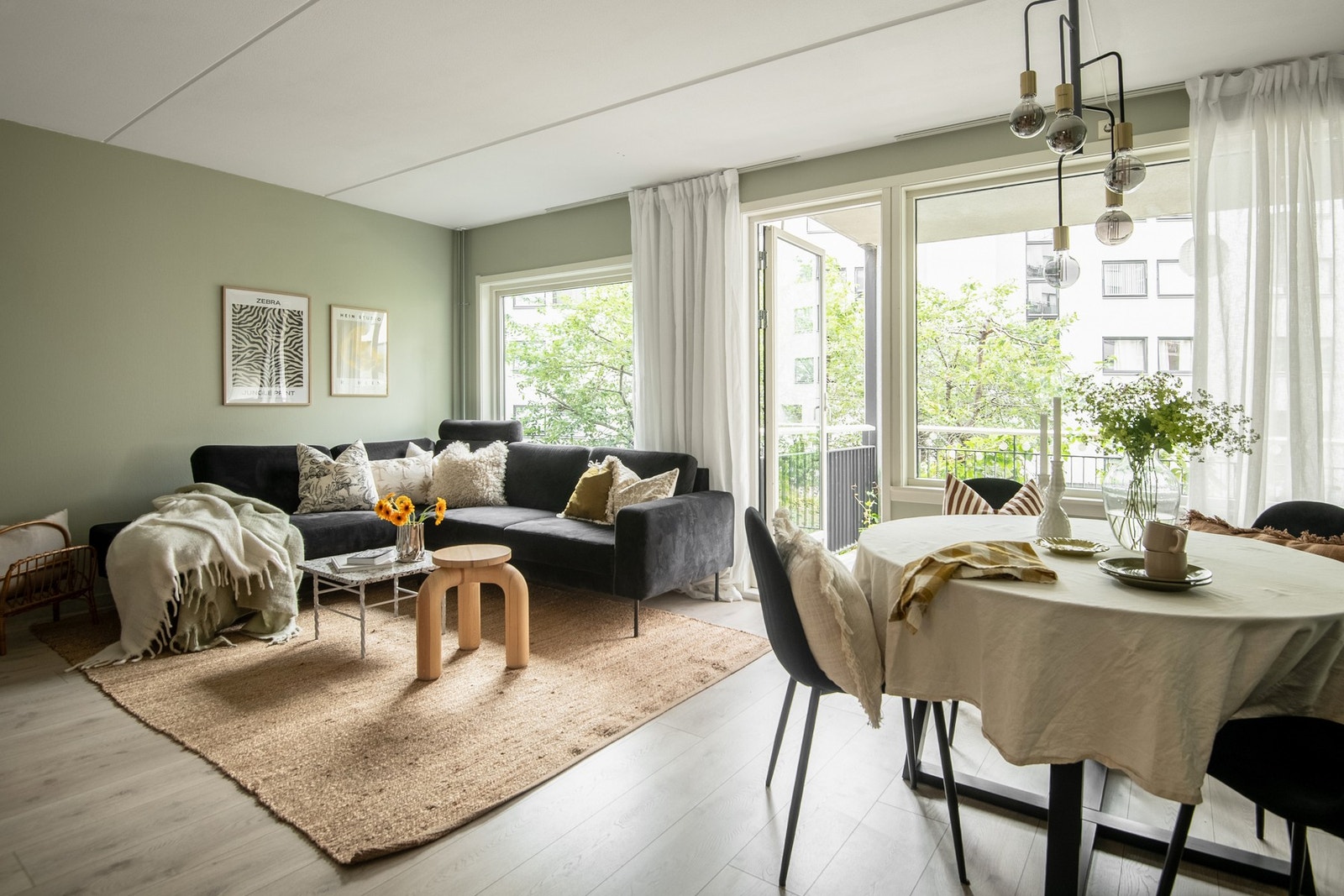 Dette er en tiltalende og gjennomgående 3-roms med ideell beliggenhet. Galleribilde