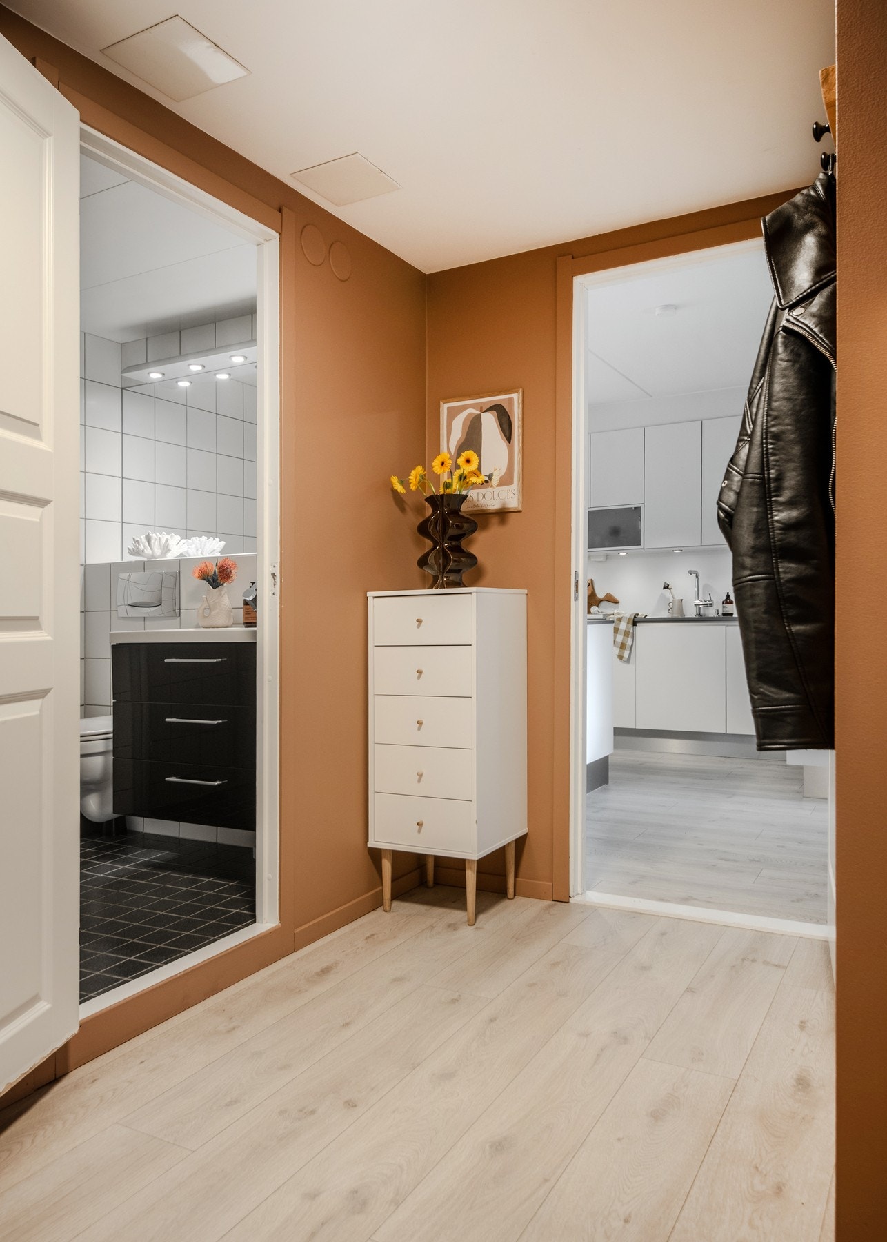 Boligen har en tilbaketrukket og fin intern beliggenhet i byggets andre etasje. Når du trer inn gjennom døren møtes du av en innbydende entré som gir et svært godt førsteinntrykk av leiligheten. Galleribilde