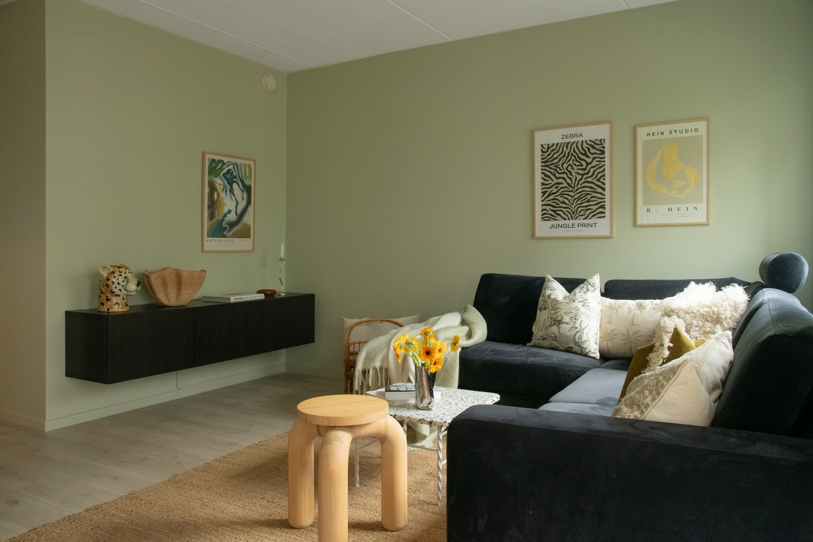 Veggene er malt i en lys, dempet grønn tone som gir rommet et friskt og moderne preg. Galleribilde