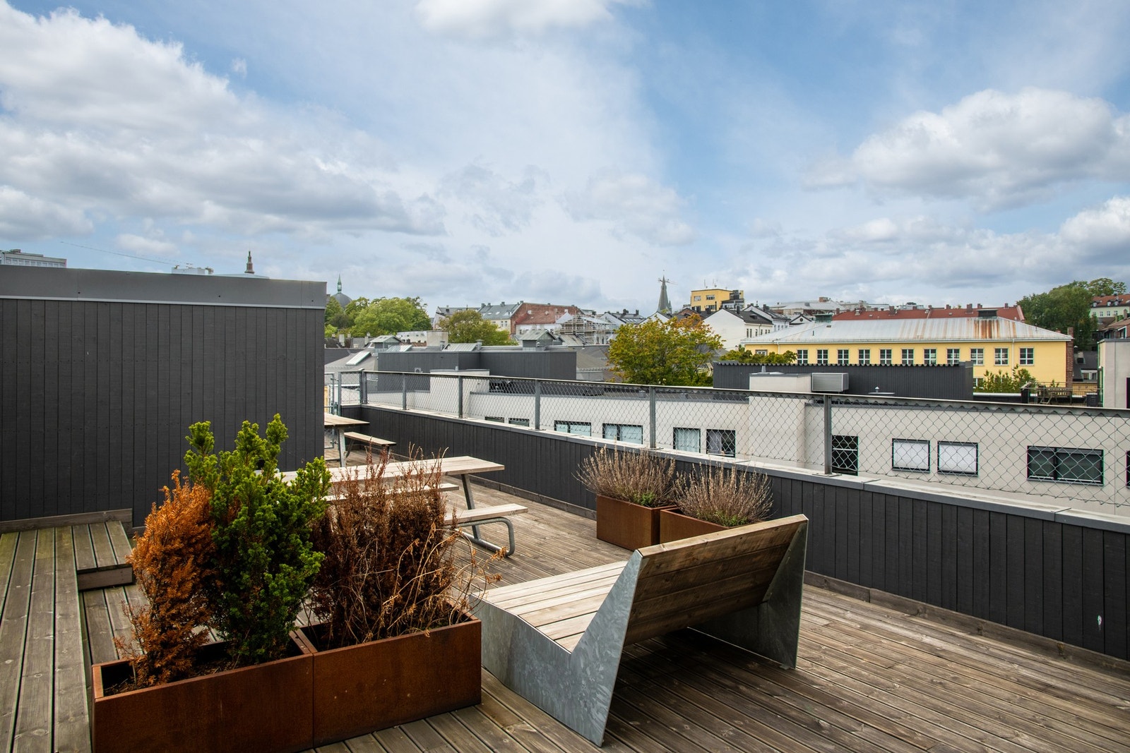Borettslaget tilbyr flotte fellesfasiliteter som takterrasse og et "takhus" som kan leies til møter eller selskap. Galleribilde