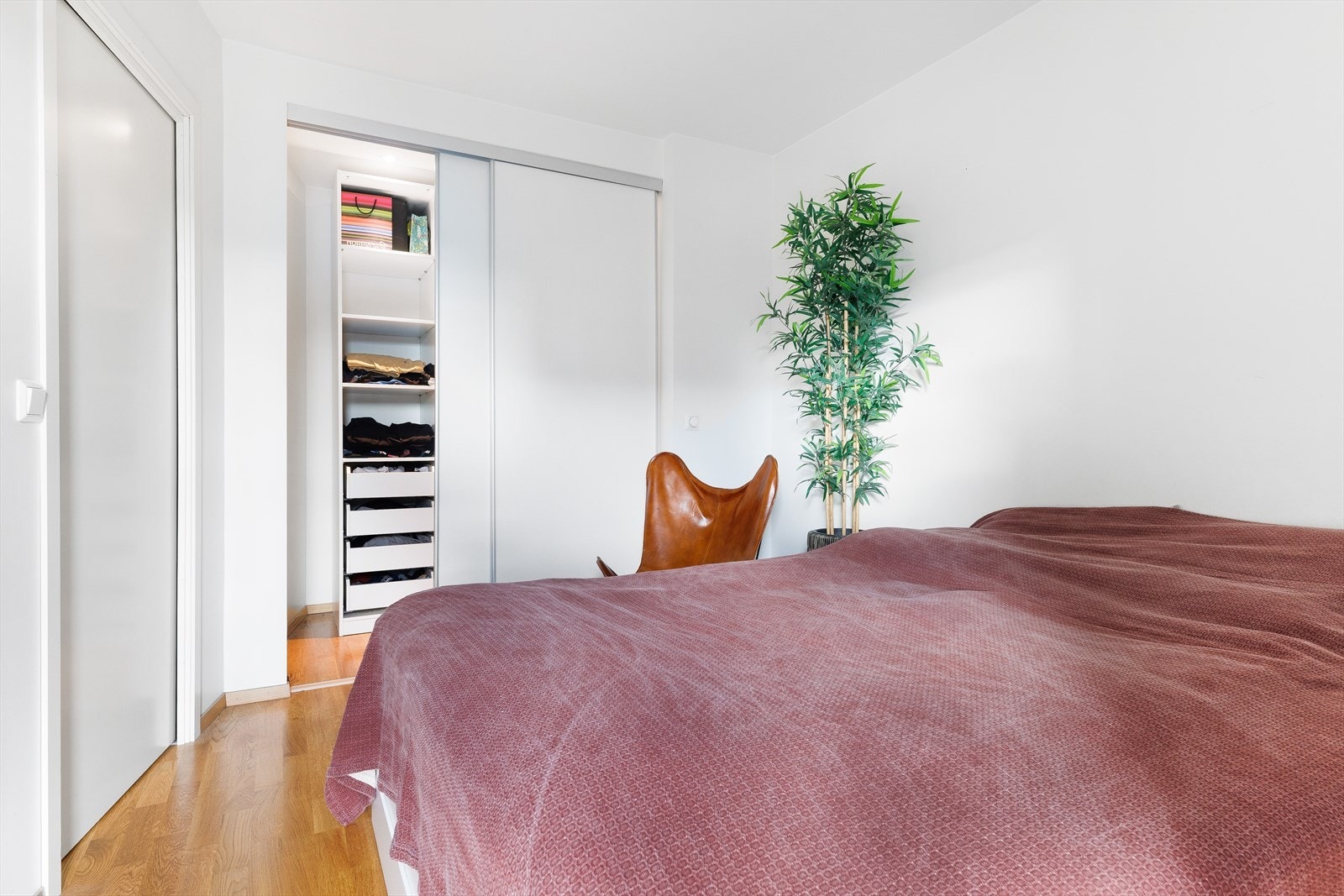 Hovedsoverom har god plass til dobbeltseng og annet ønsket møblement. Det er også en praktisk garderobeløsning bak skyvedører. Galleribilde