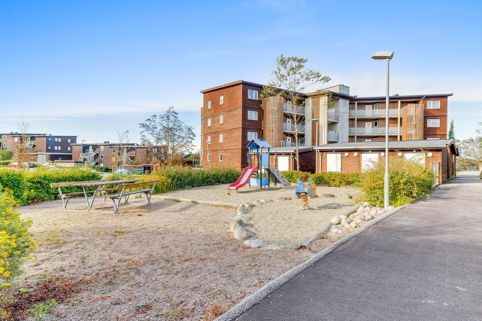 Boligen ligger fint til i et etablert og attraktivt boligområde, ca. 1,5 km fra sentrum. Kort vei til togstasjon, butikker, treningssenter og øvrige servicetilbud. Galleribilde