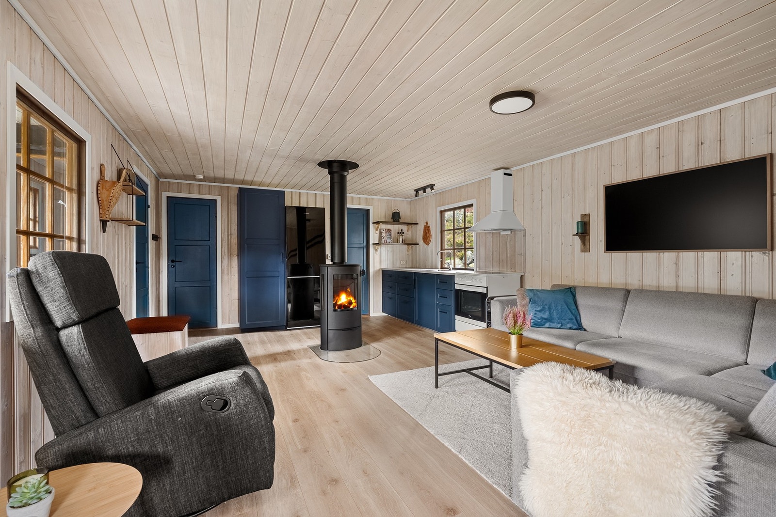 Møbler medfølger, men unntak av noe inventar og personlige gjenstander Galleribilde