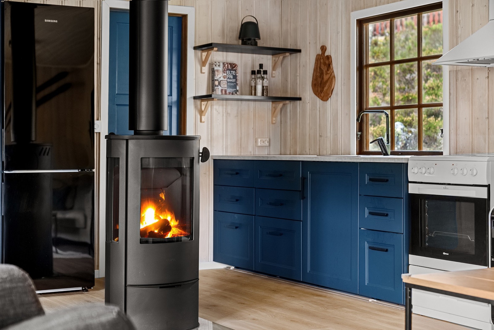 Nyere vedovn og nyere kjøkken Galleribilde