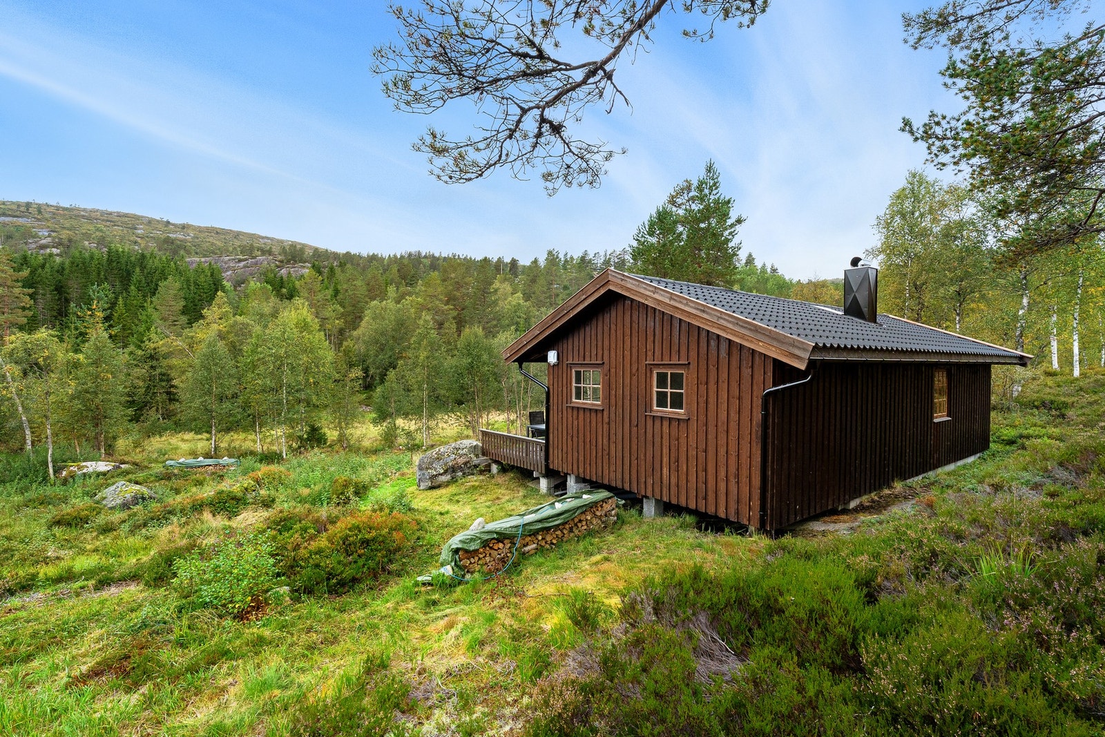 Hytta har tak og pipe fra 2014-16 Galleribilde