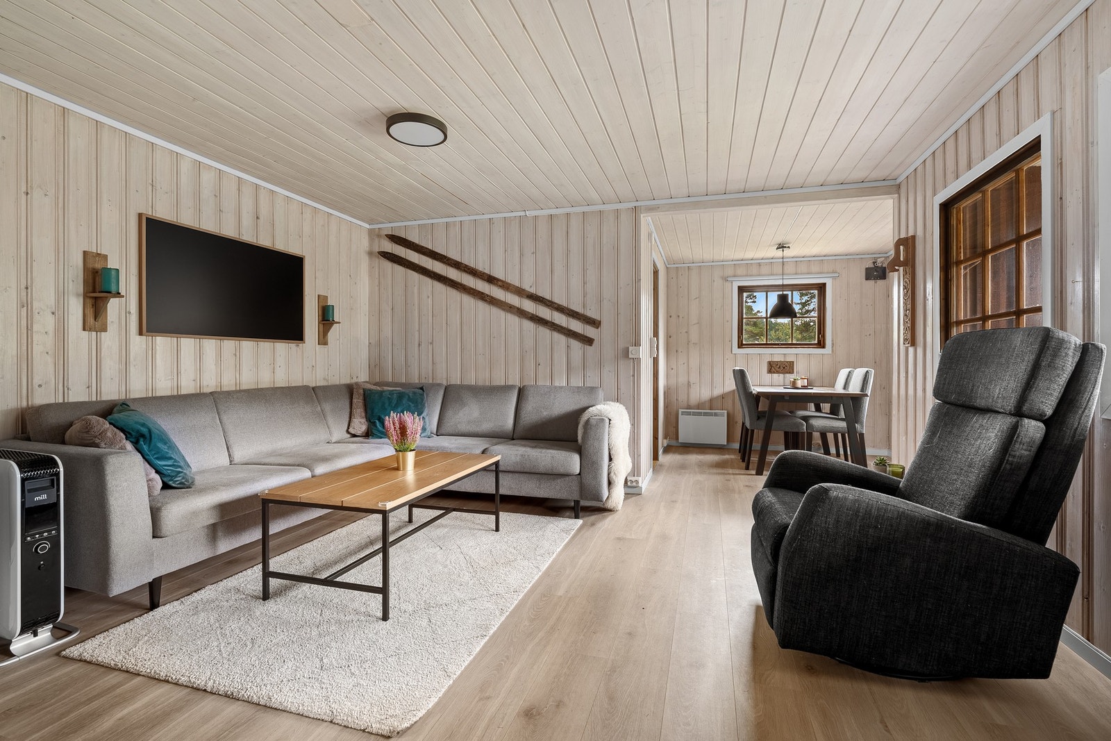 Koselig stue med nyere gulv Galleribilde