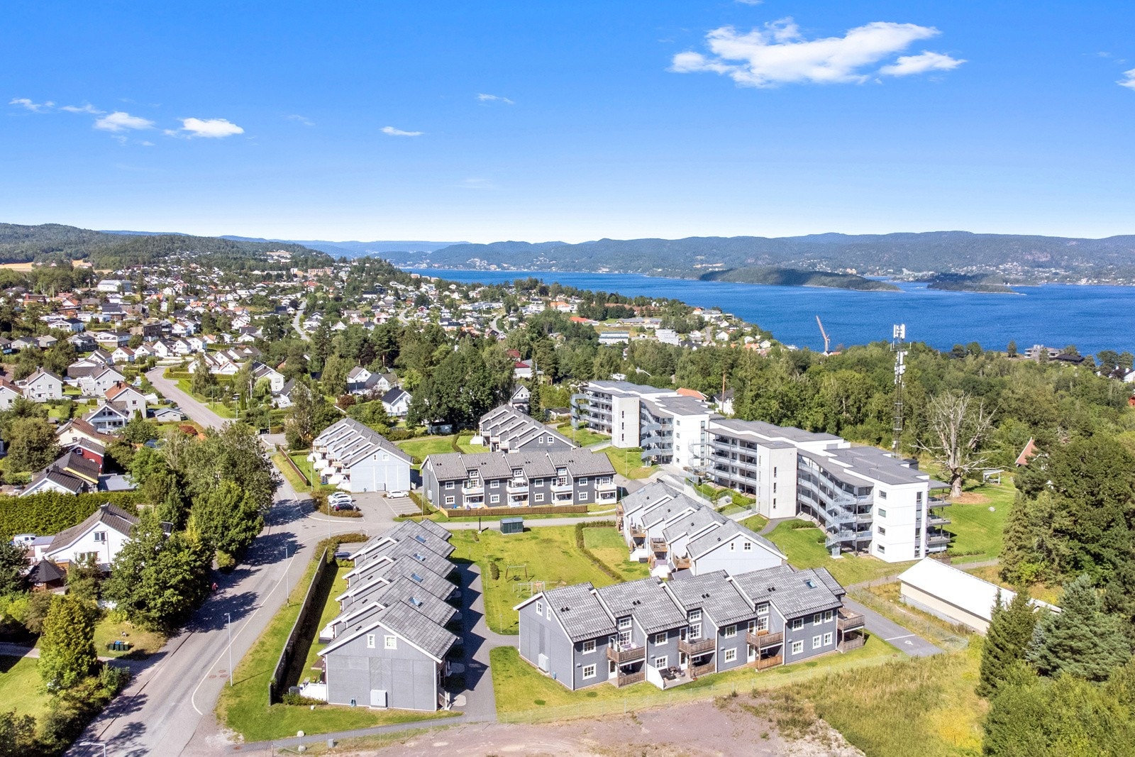 Leiligheten ligger i et attraktivt og barnevennlig nabolag bestående av flermannsboliger. Sentralt og likevel tilbaketrukket i trygt område. Galleribilde