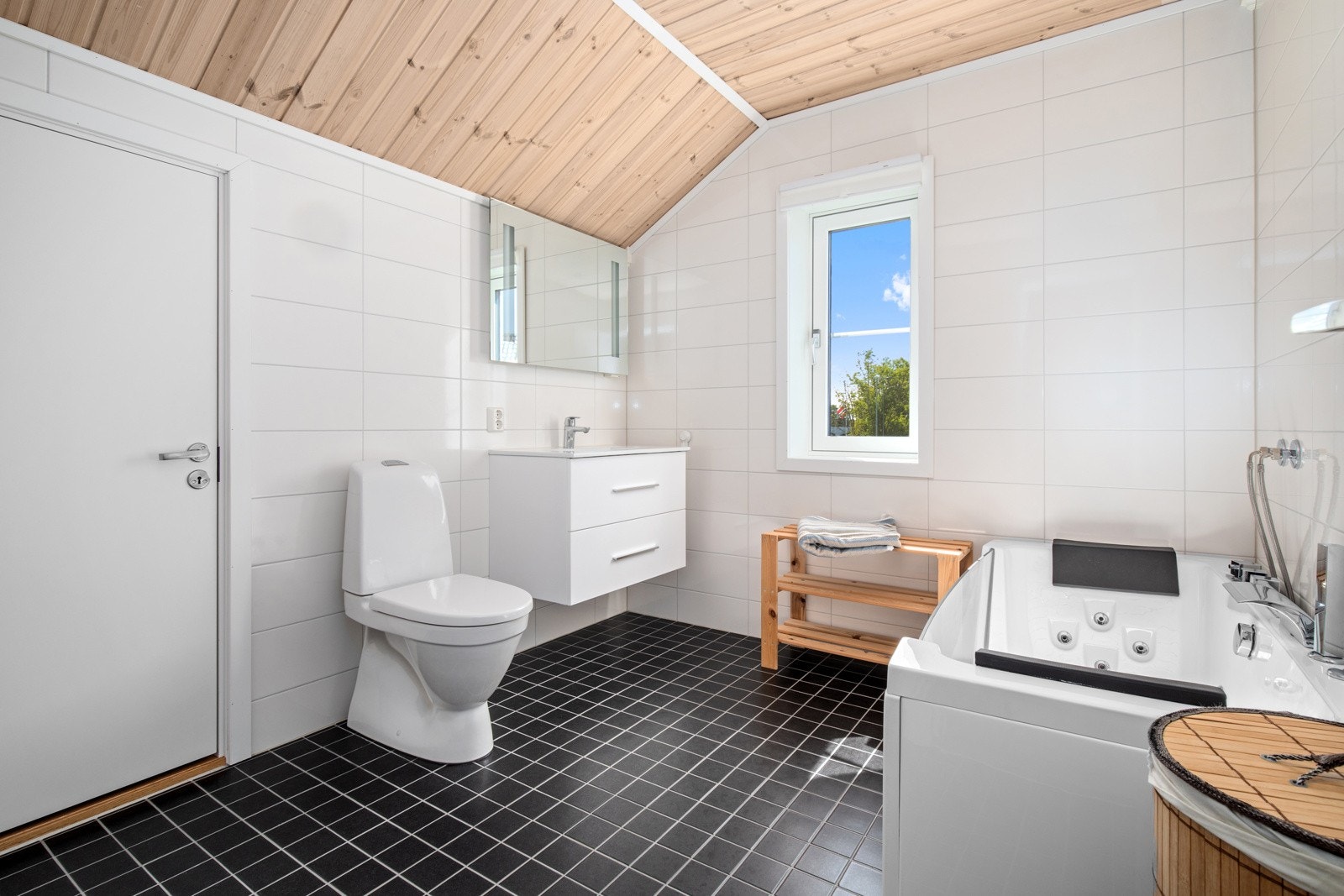 Lyst og romslig bad i loftsetasjen. Galleribilde