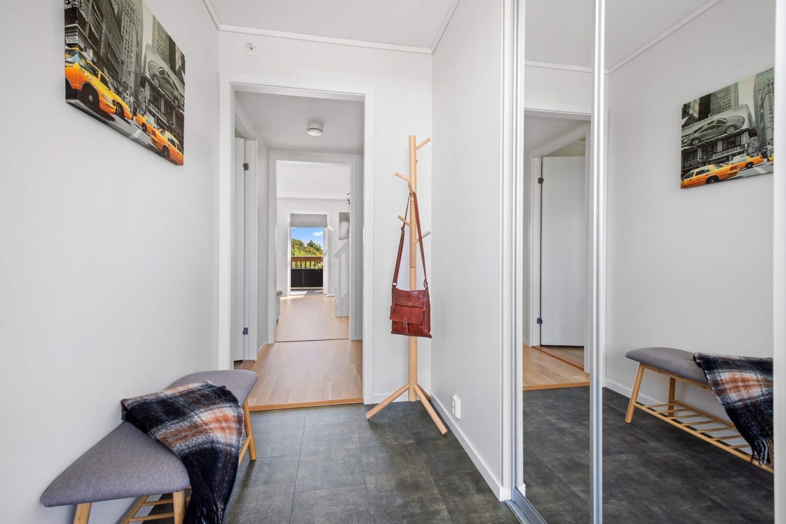 Entreen har skyvedørsgarderobe og slitesterkt gulv. Galleribilde