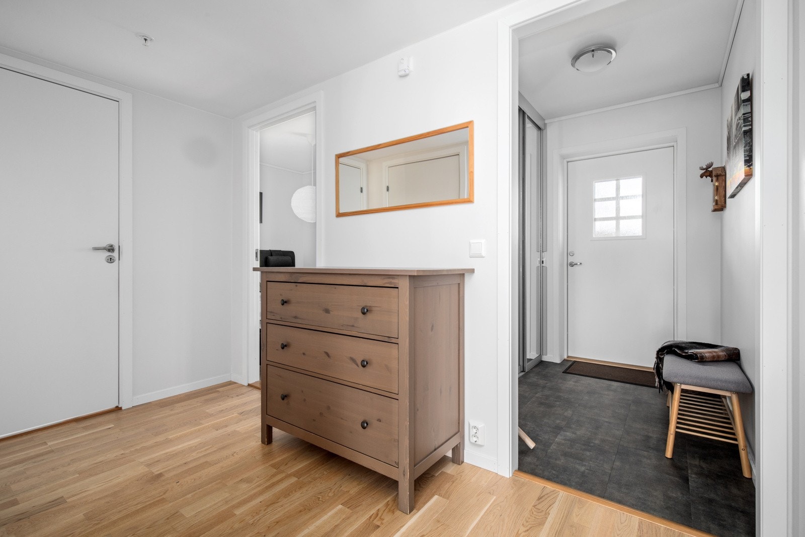 Gang og entré med god plass til yttertøyet. Galleribilde