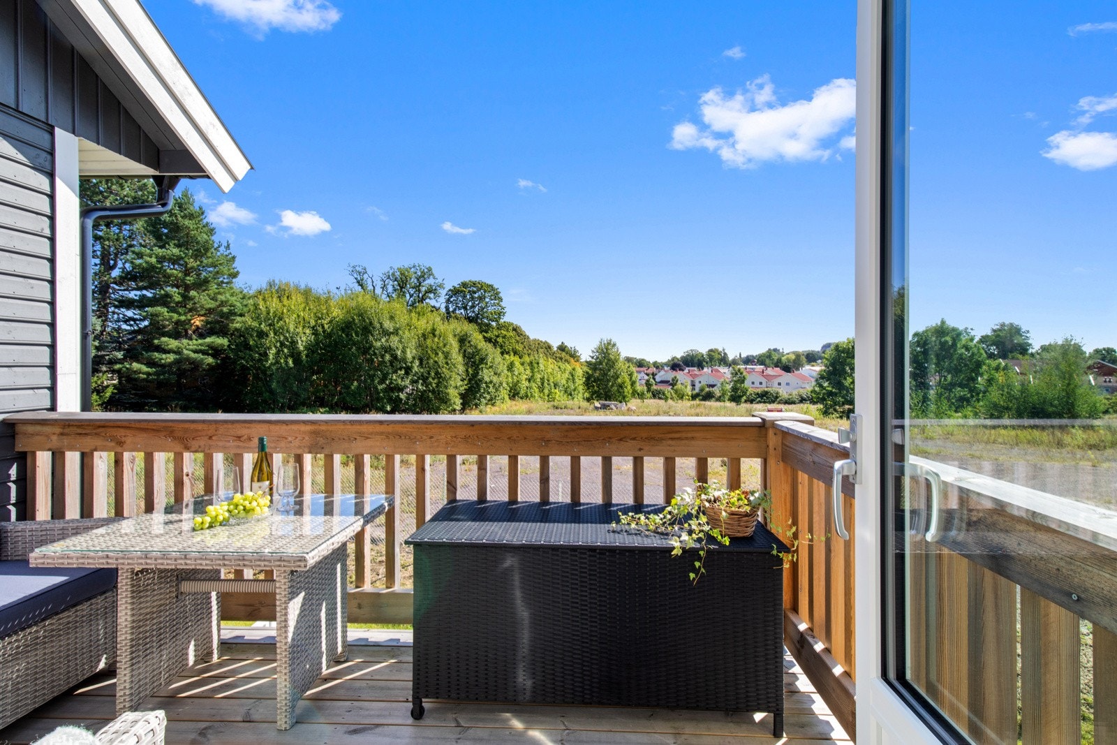 Balkongen vender ut mot åpent område og har gode solforhold. Galleribilde