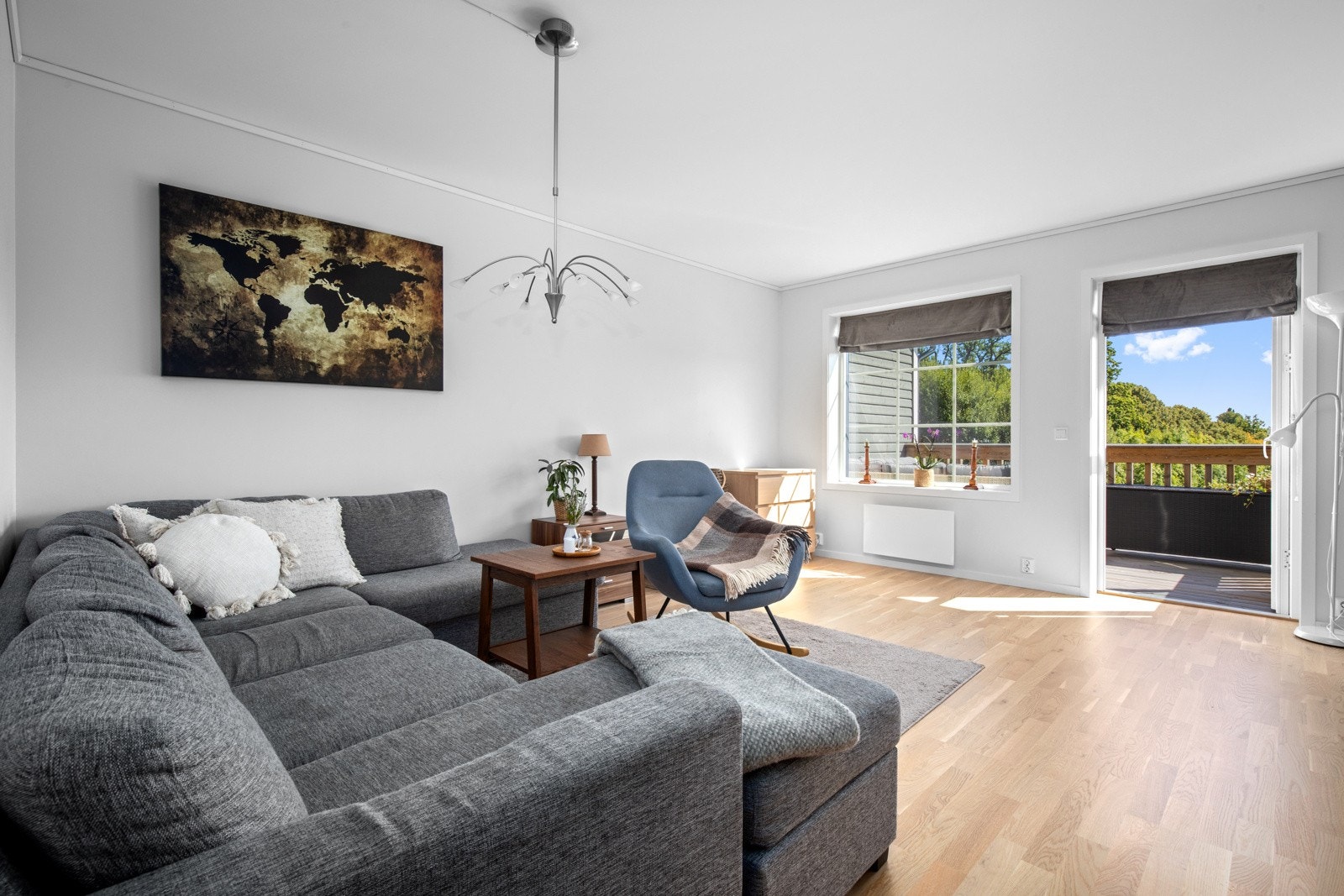 Lyst og åpent allrom med hovedstue og kjøkken i 1. etasje. Galleribilde