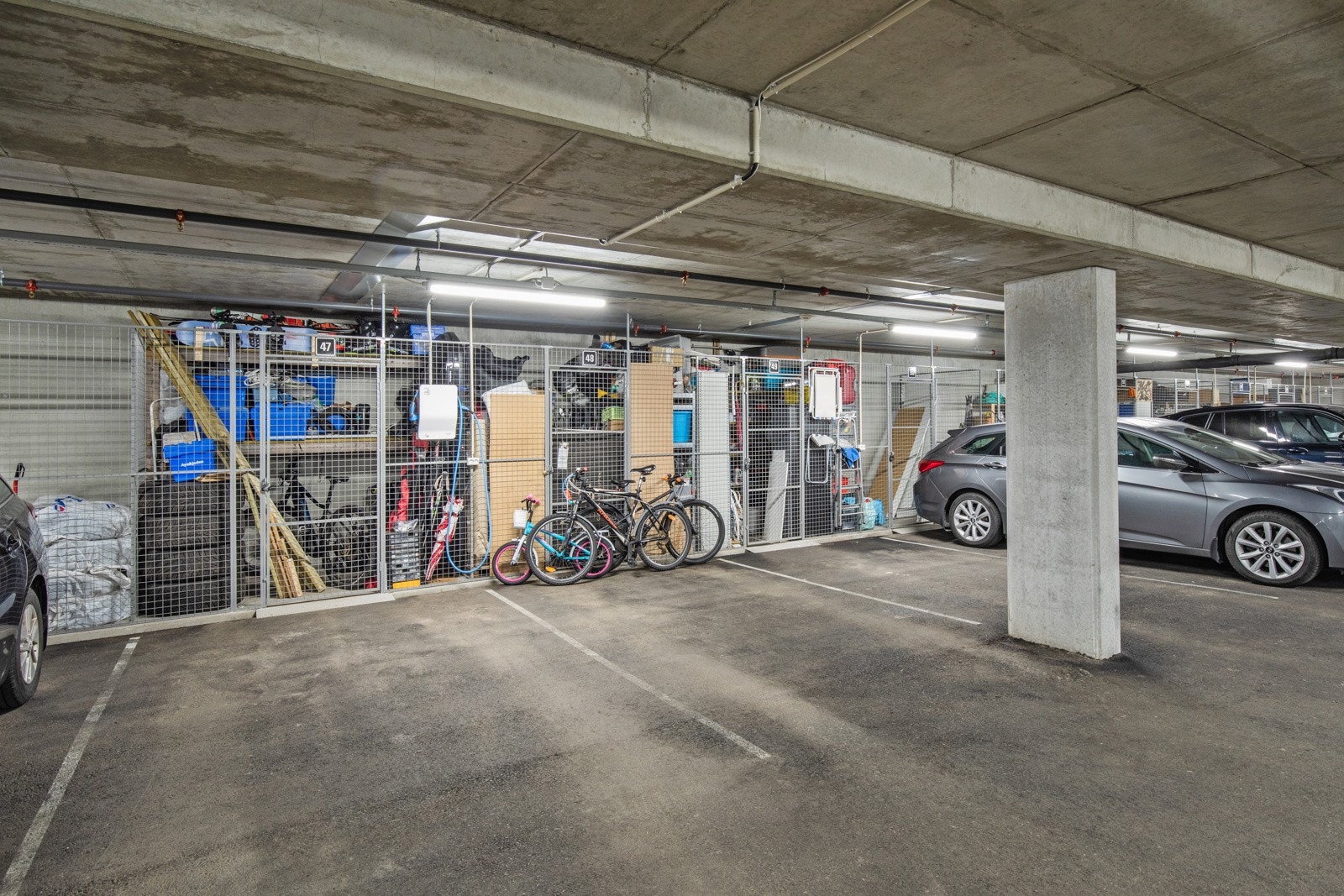 Det medfølger garasjeplass i felles anlegg. Eier informerer om at det er bruksrett til bod i anelgget. Galleribilde