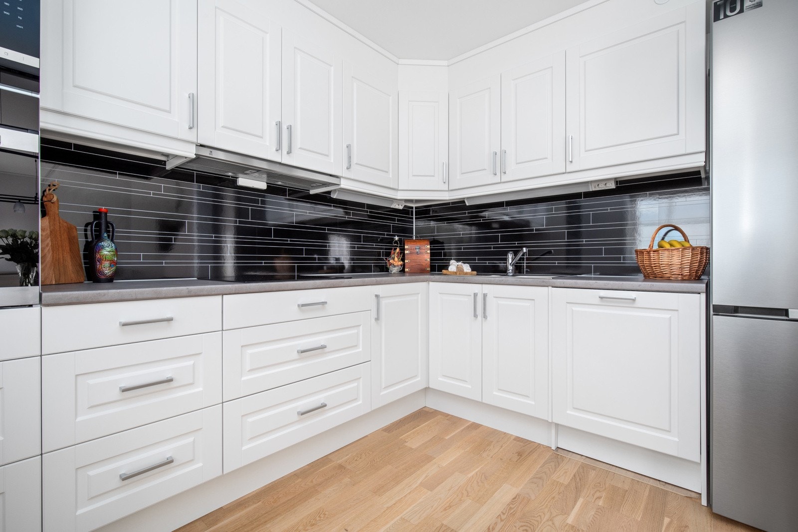 Kjøkkenet er utstyrt med integrerte hvitevarer og har plass til kjøleskap. Komfyrvakt og vannstoppsystem er installert. Galleribilde