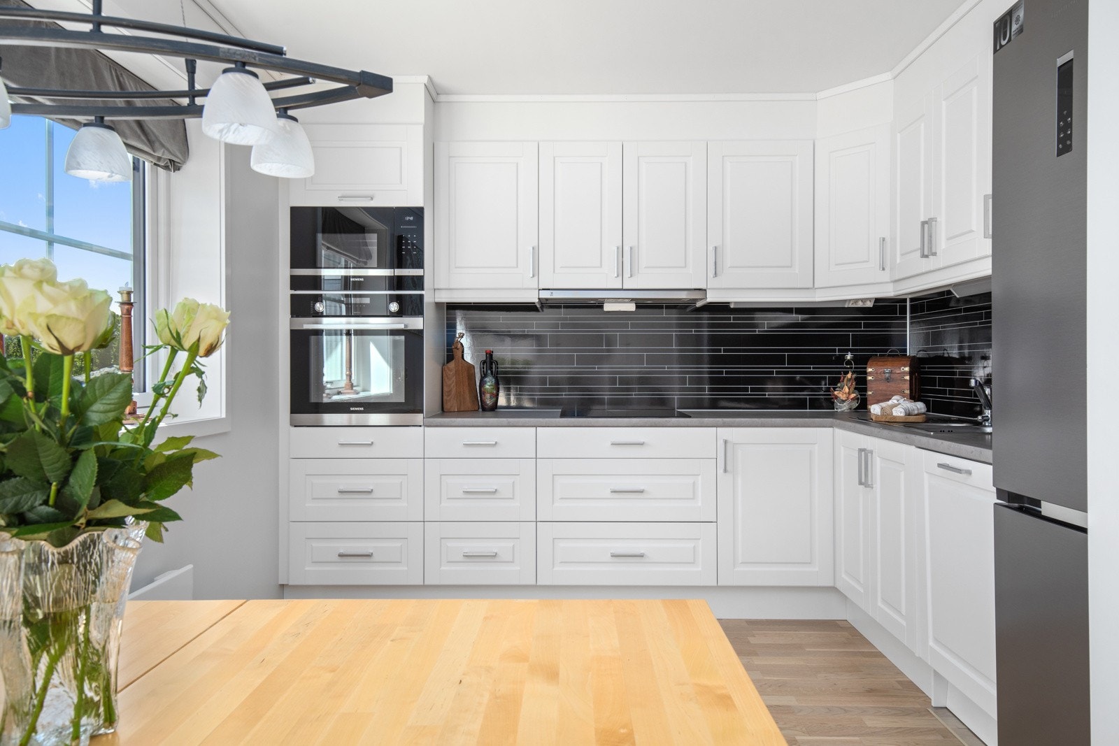 Kjøkkenet har funksjonell og tidløs innredning med mye skap og god benkeflate. Galleribilde