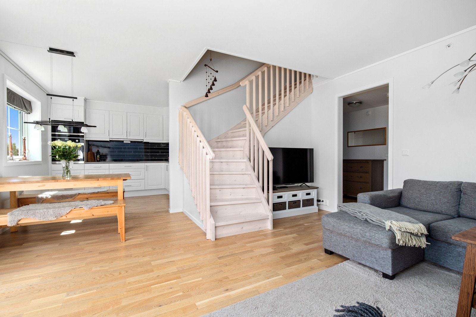 Det er plass til både sofa og spisebord. Galleribilde