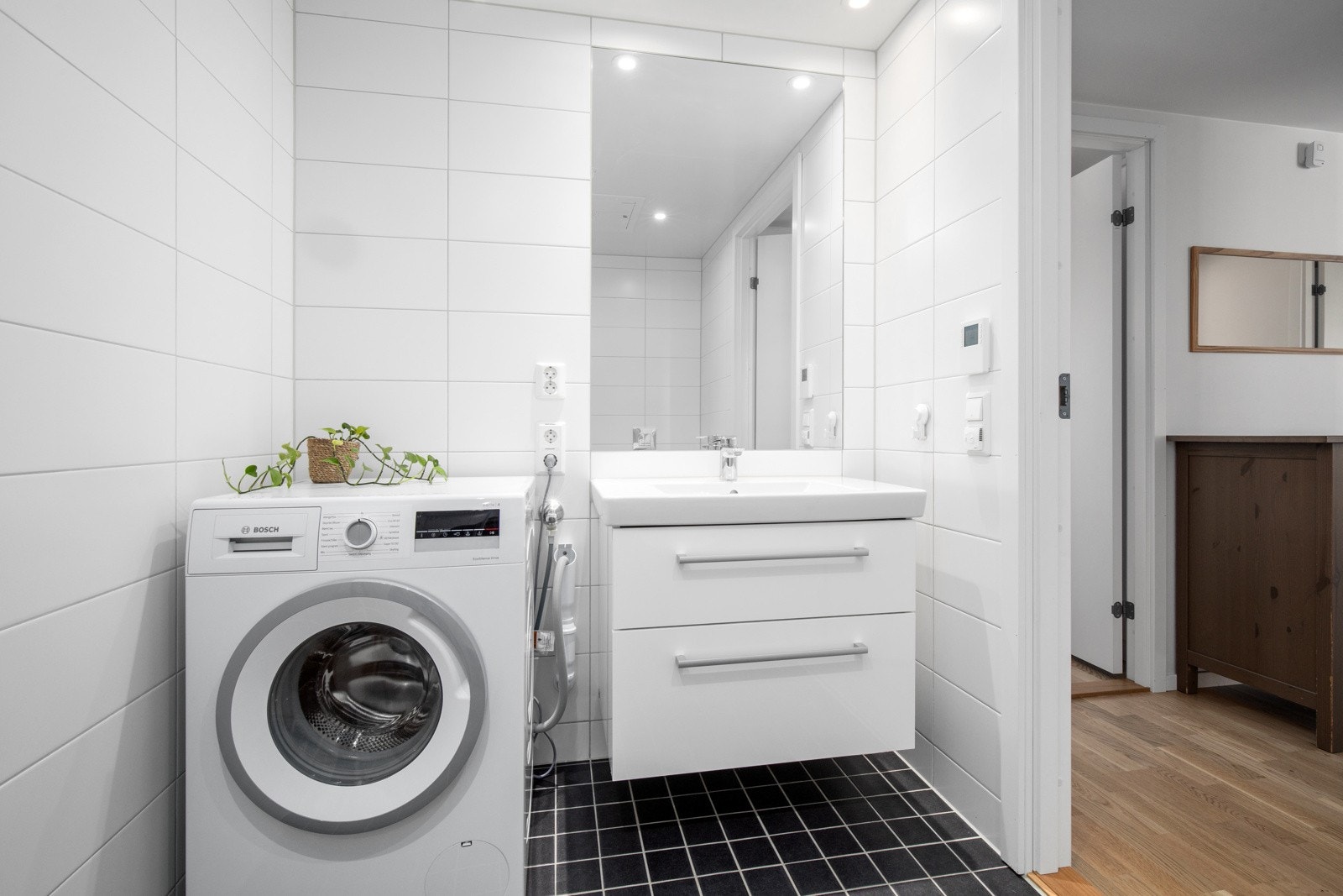 Kombinert bad og vaskerom med praktisk beliggenhet til entreen. Galleribilde
