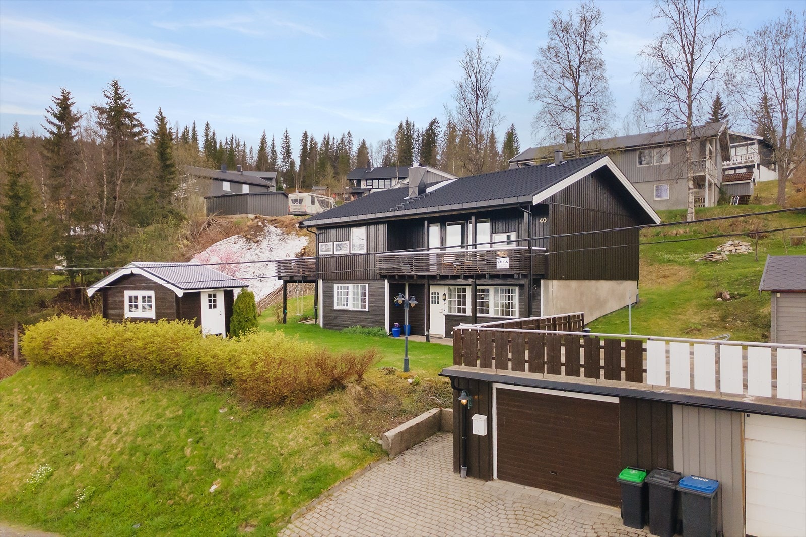 Eiendommen ligger i et koselig nabolag med kort vei til mange flotte turmuligheter, og ikke minst en kort og god skolevei fra Skillevollen til Båsmo Barneskole. Galleribilde