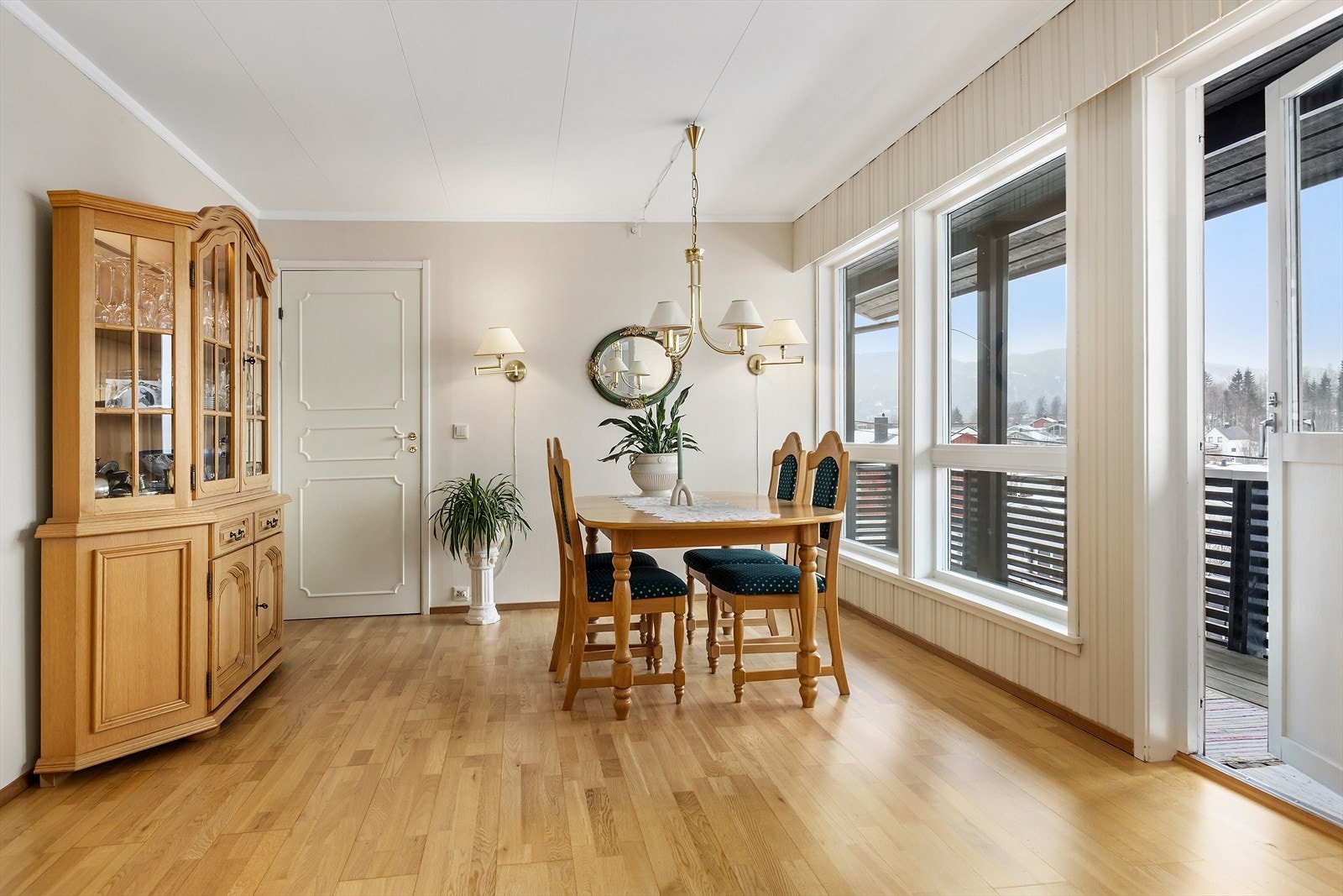 Lengre inn i stue finner man spisestue som har adkomst til en av boligens to verandaer. Galleribilde