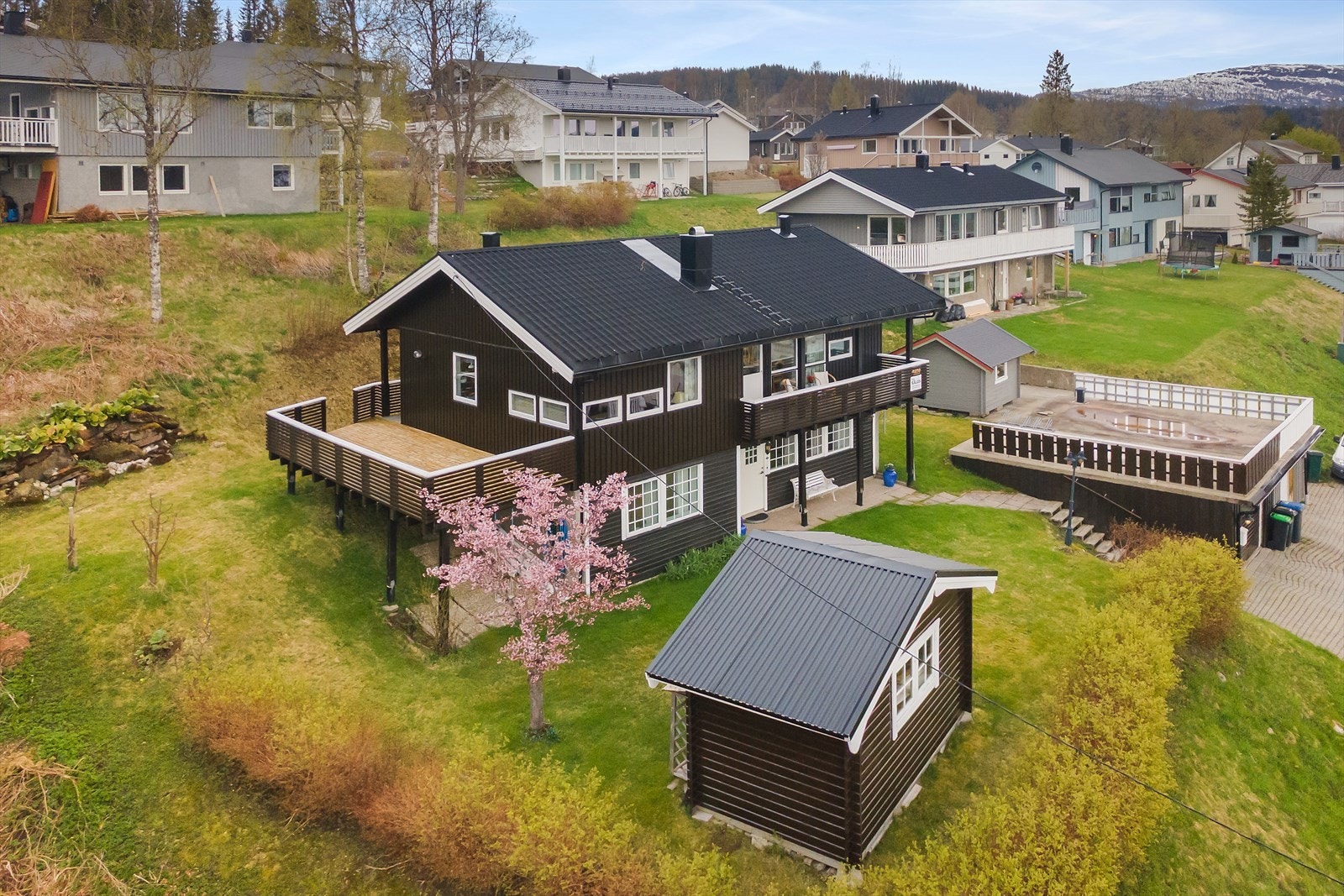 En velholdt boligeiendom som ligger på en flott utsiktstomt i et trivelig og barnevennlig nabolag på Båsmo. Galleribilde