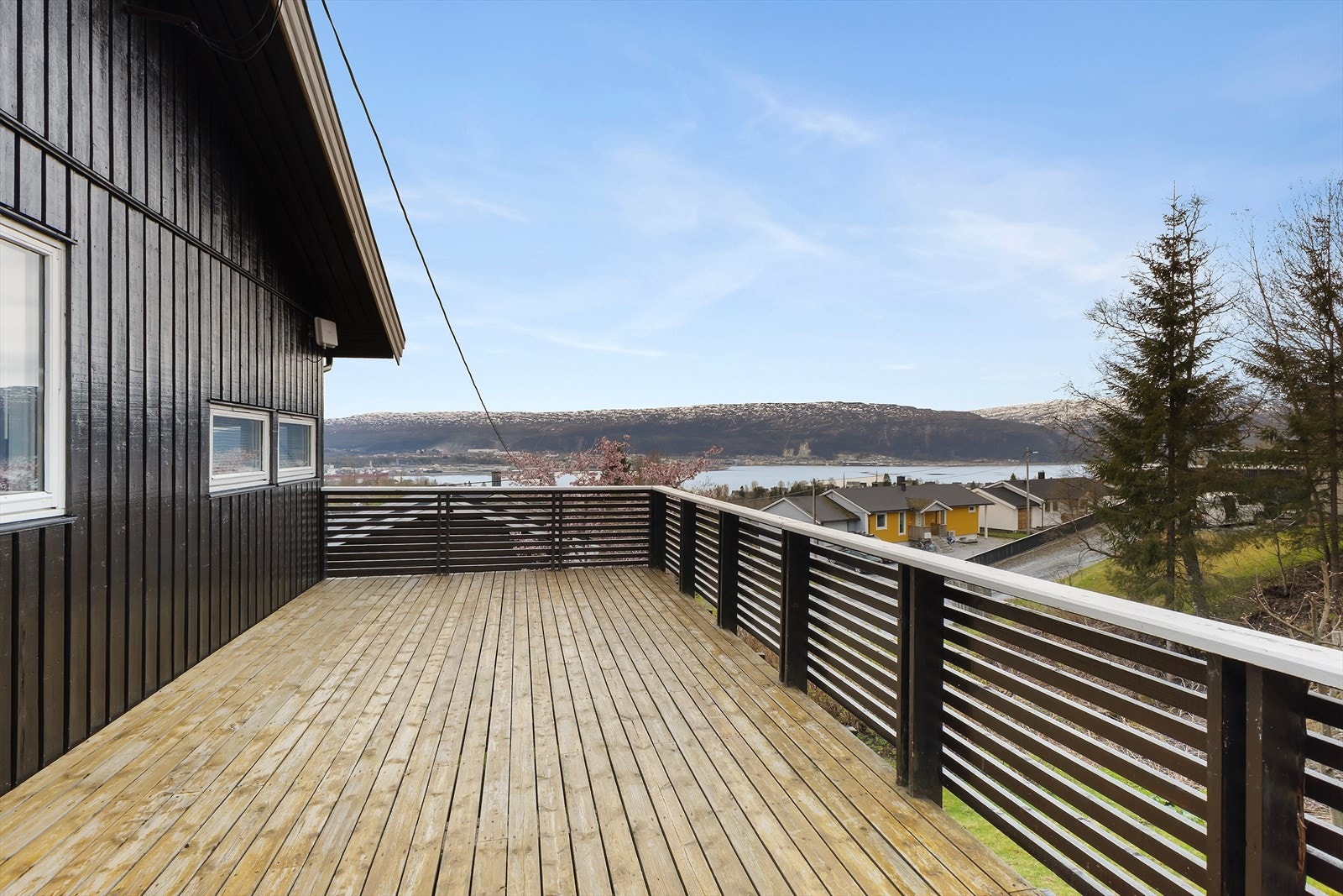 Den største veranda nås fra ett av soverommene i 1.etasje. Romslig uteareal med god plass før møblering og utegrill. Galleribilde