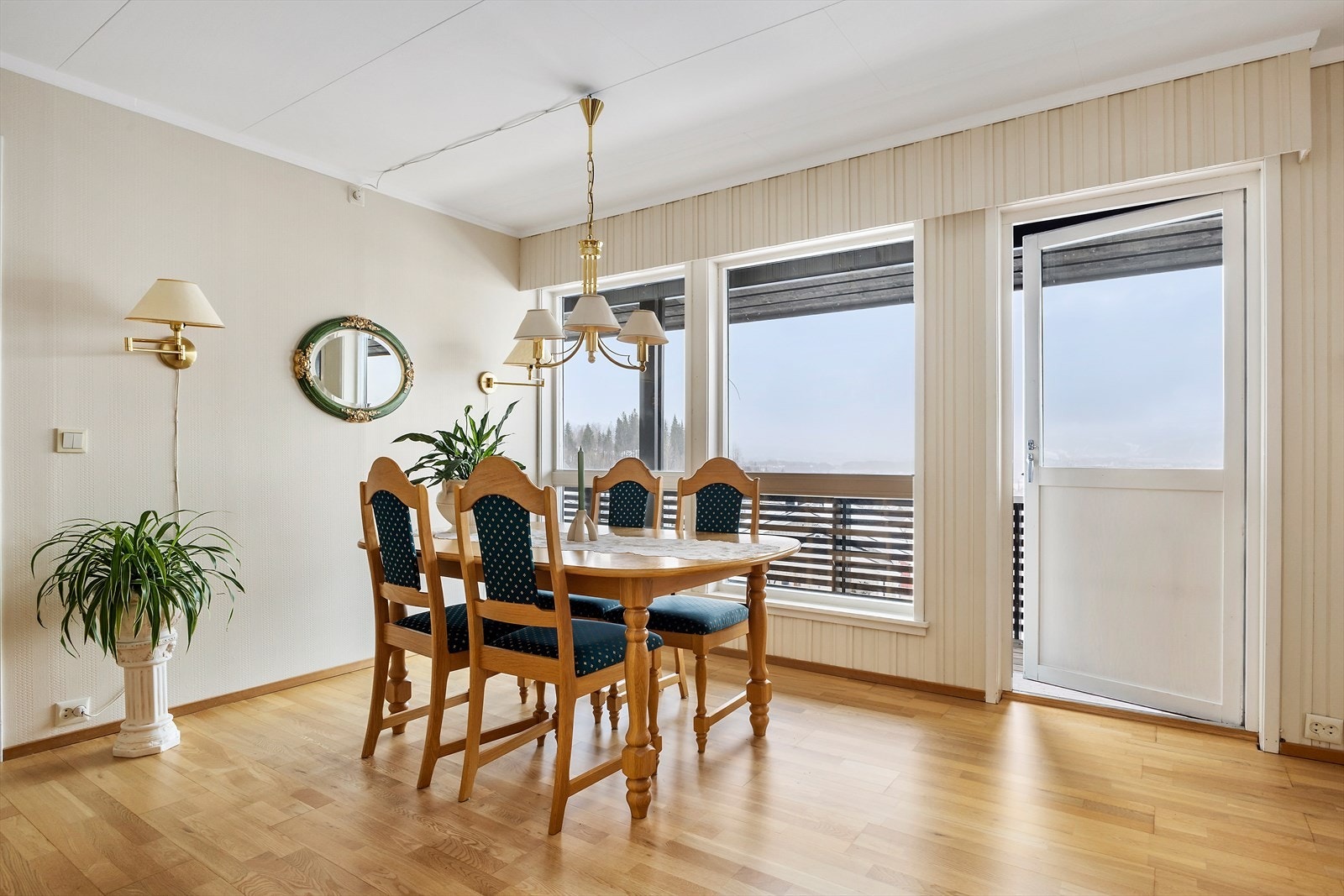 Godværsdager har man en særdeles flott utsikt fra eiendommen, spesielt fra hovedetasjen - i retning Mofjellet, Ranfjorden og ellers nærliggende områder. Galleribilde