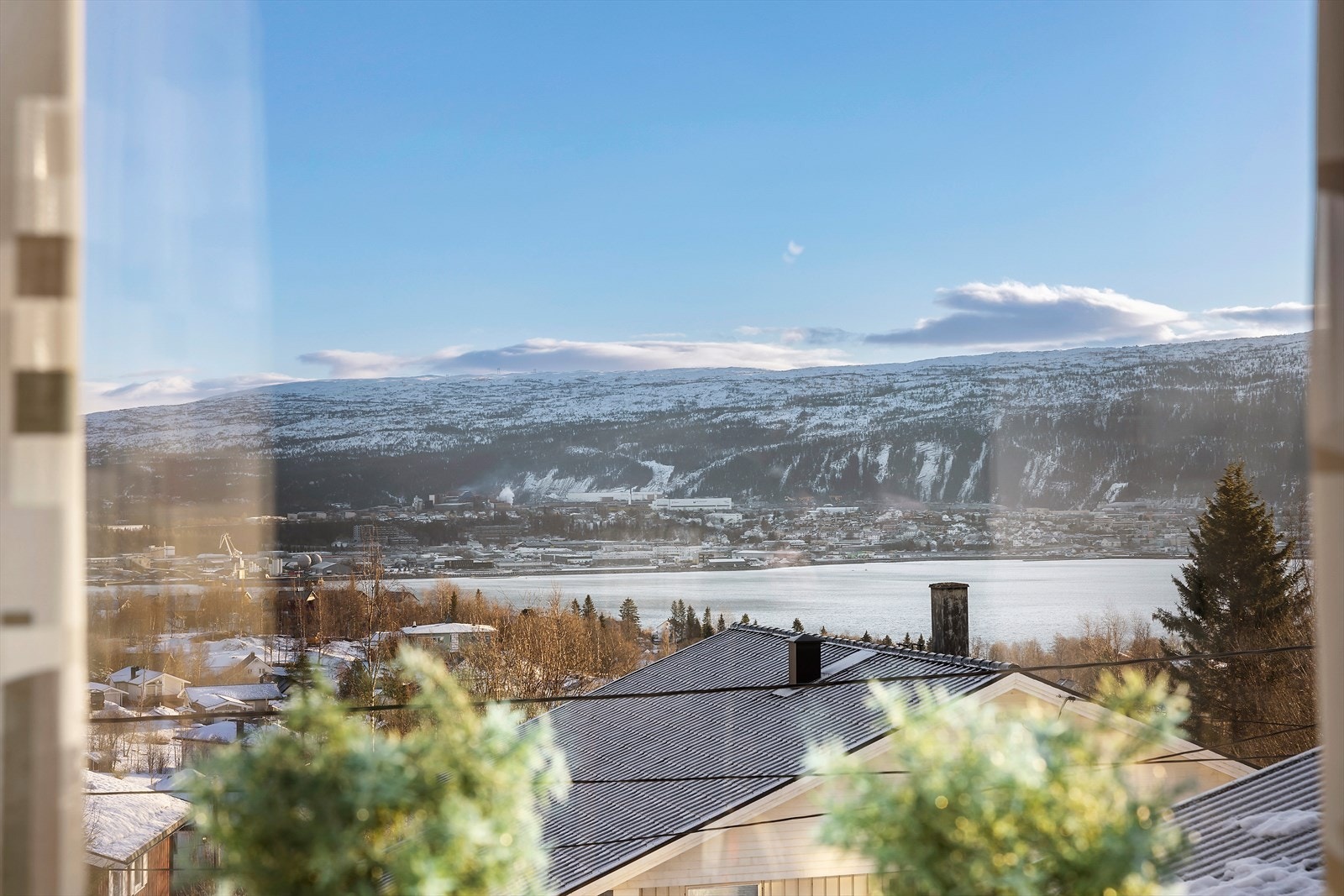Eiendommen ligger fint til litt opp i høyden i gaten, og har en flott utsikt. Galleribilde
