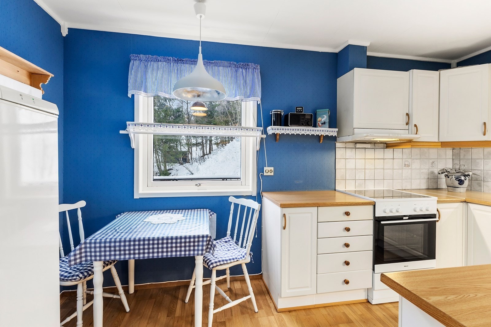 Det er også plass for et mindre frokostbord i kjøkkenet. Galleribilde