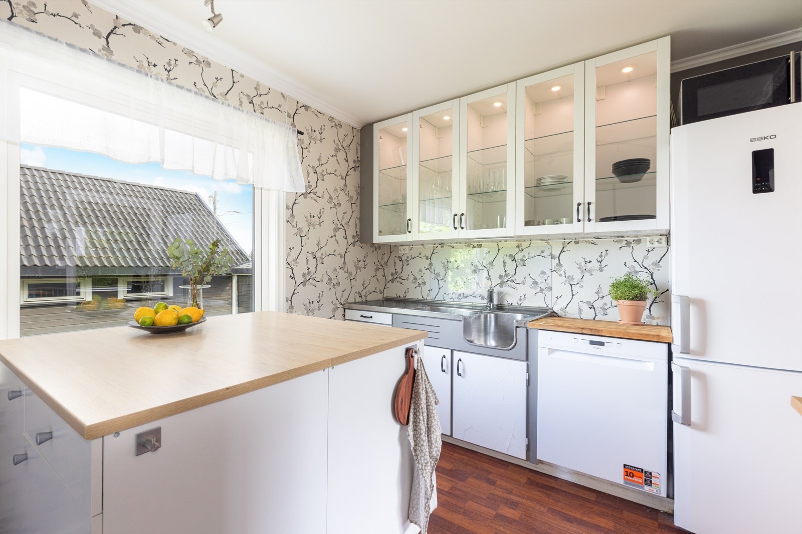 Innredningen består av glatte fronter og benkeplatene er utført i både laminert heltre og laminat. Kjøkkenet er utstyrt med ventilator med avtrekk direkte ut. Galleribilde