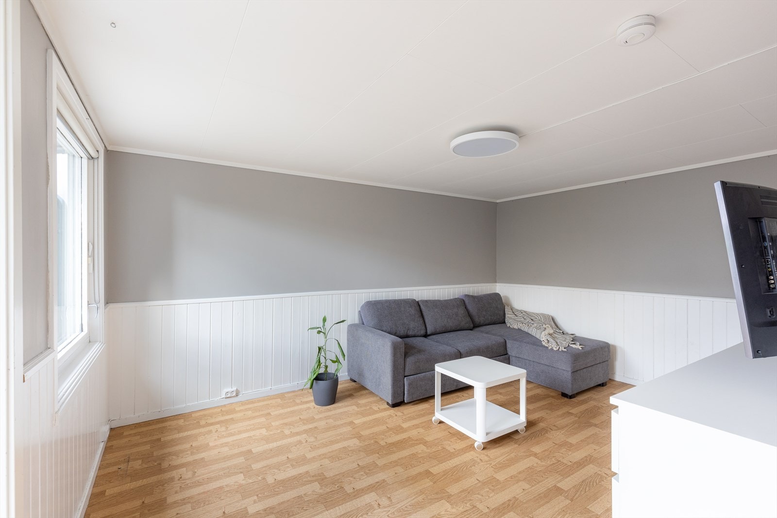 Fra stuen/spisestuen er det videre adkomst til boligens TV-stue. Her er det plass til sofamøblement og annet møblement etter ønske. Herfra er det videre utgang til boligens romslige veranda. Galleribilde