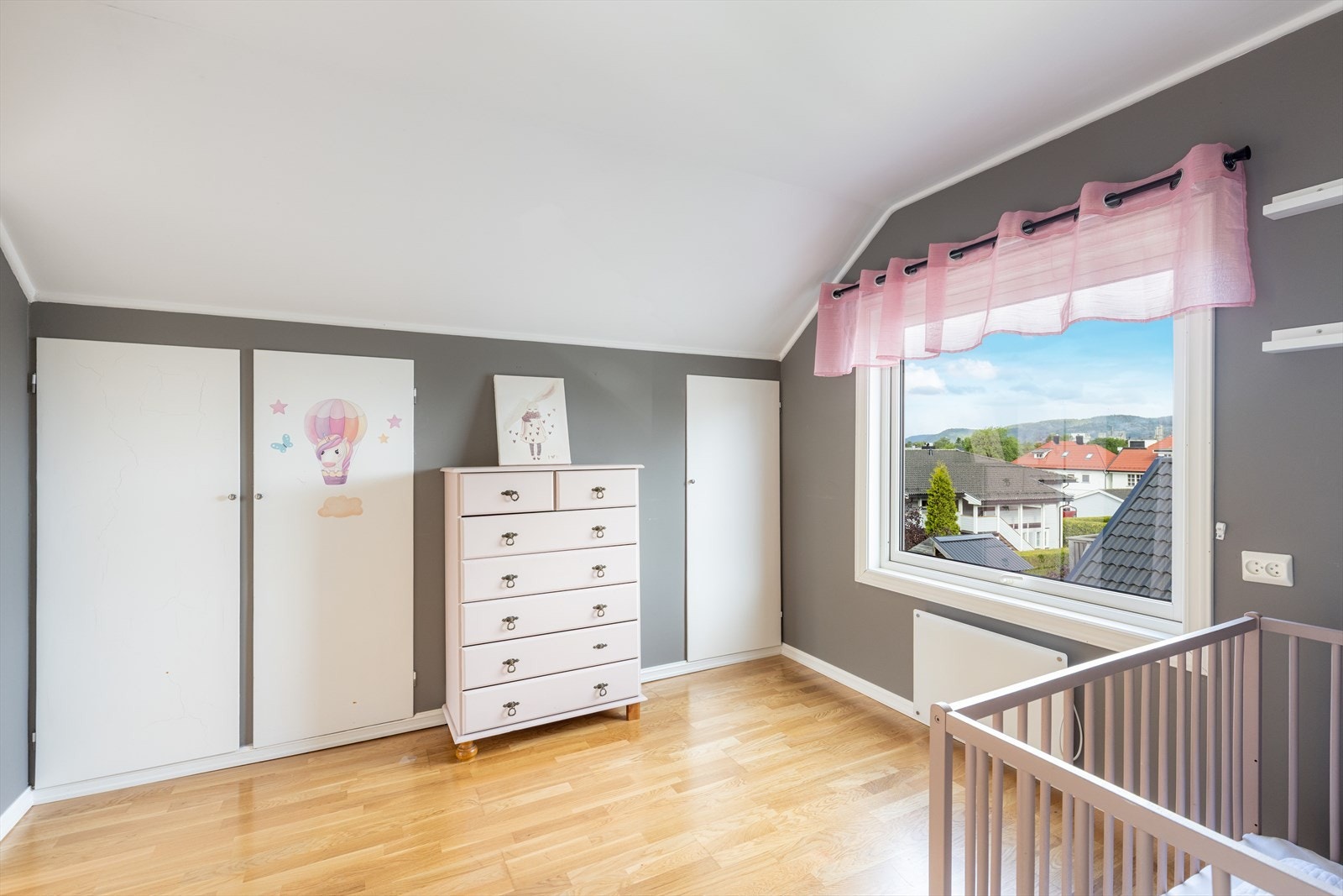 Rommene er lyse og romslige med plass til dobbeltseng og annet møblement etter ønske. Galleribilde