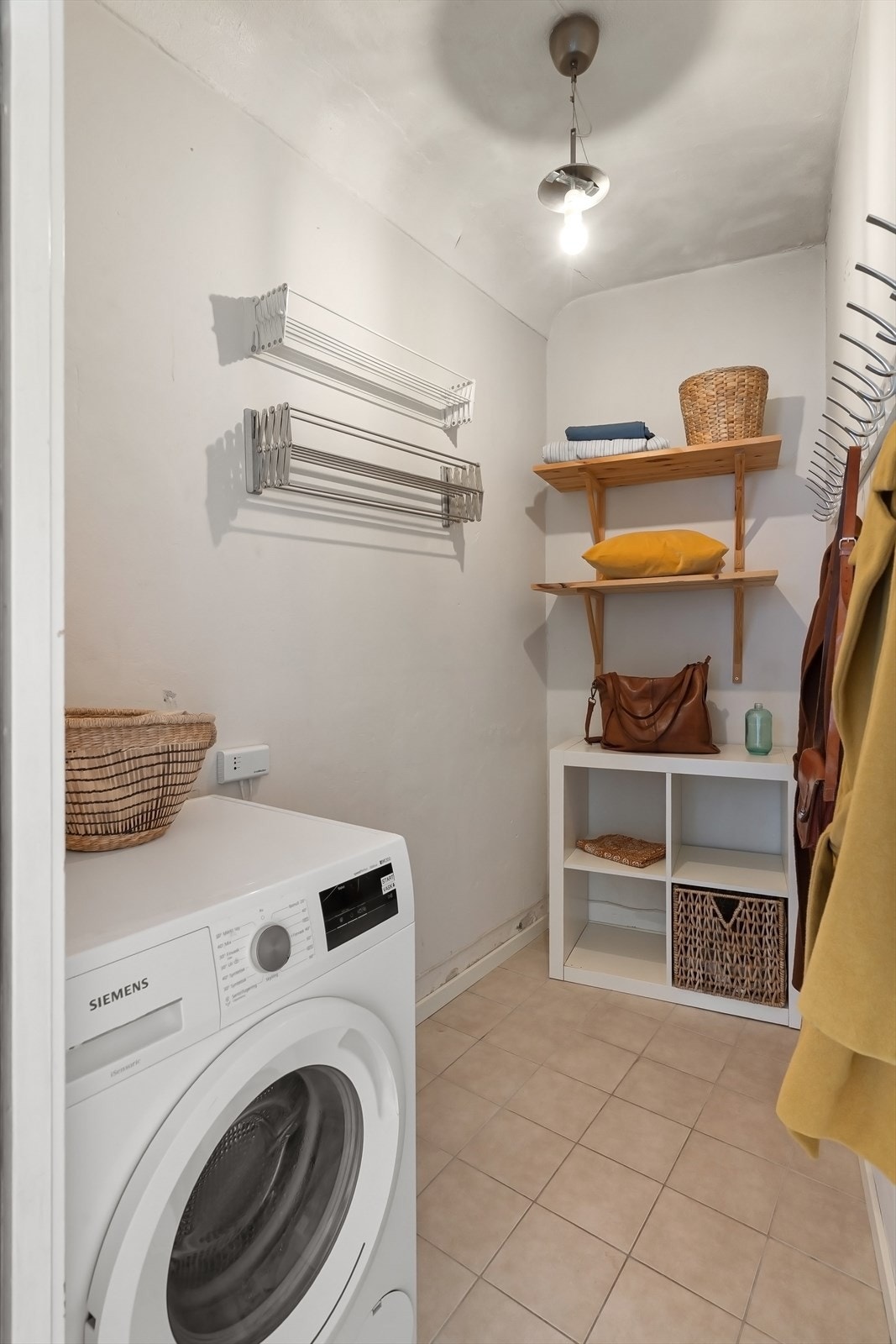 Praktisk bod med opplegg til vaskemaskin. Det er installert waterguard. Galleribilde