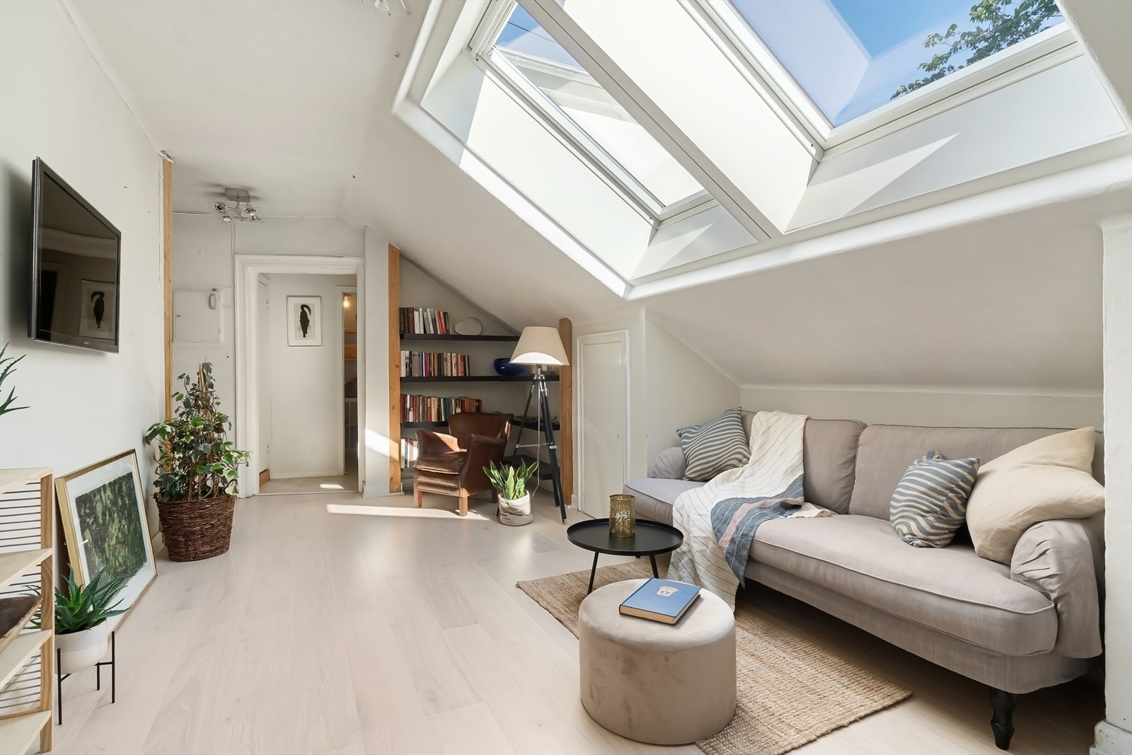 Store vindusflater slipper inn rikelig med naturlig lys i stuen. Galleribilde