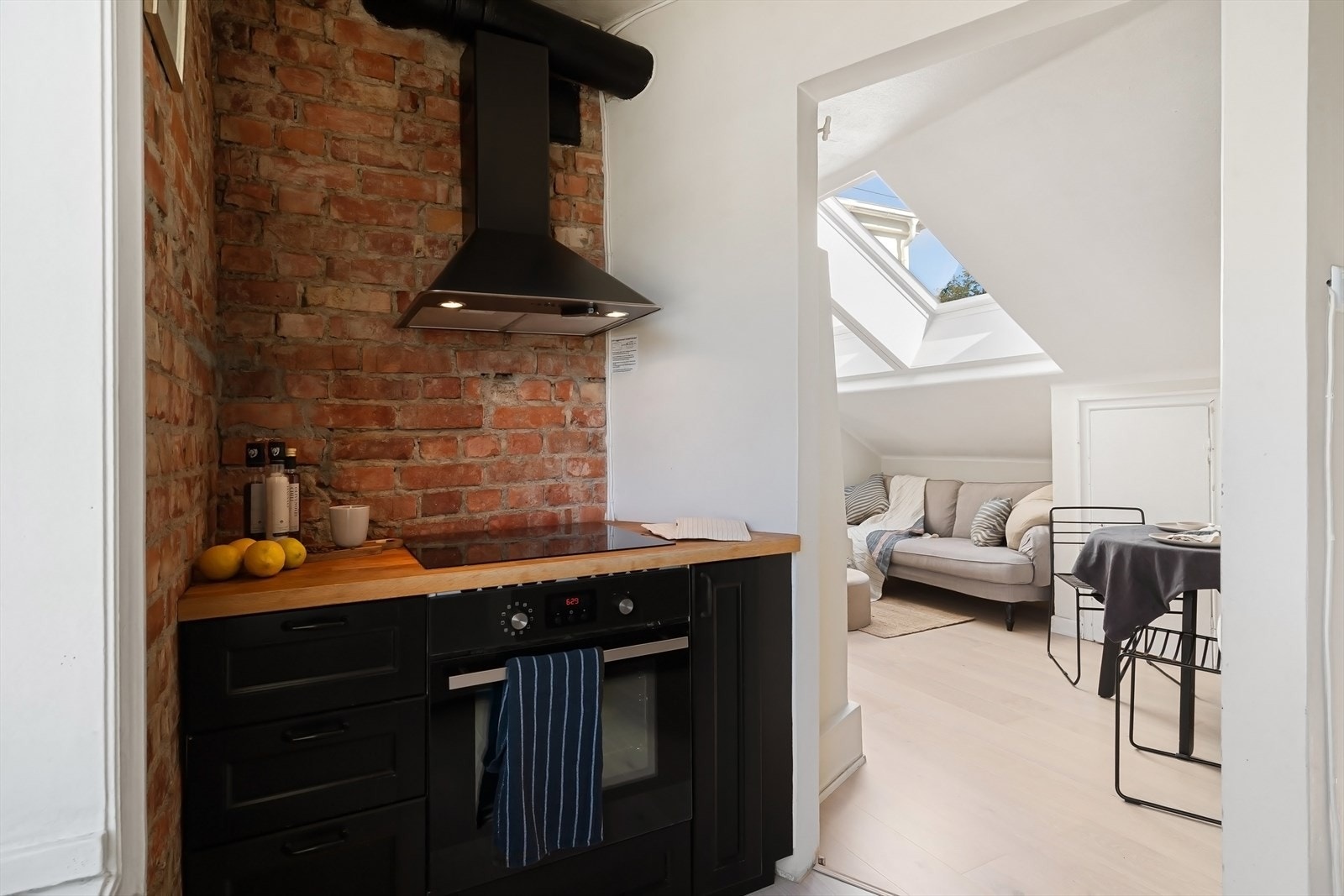 Hyggelig kjøkken med adkomst fra stue. Innredningen er delt på to sider. Galleribilde