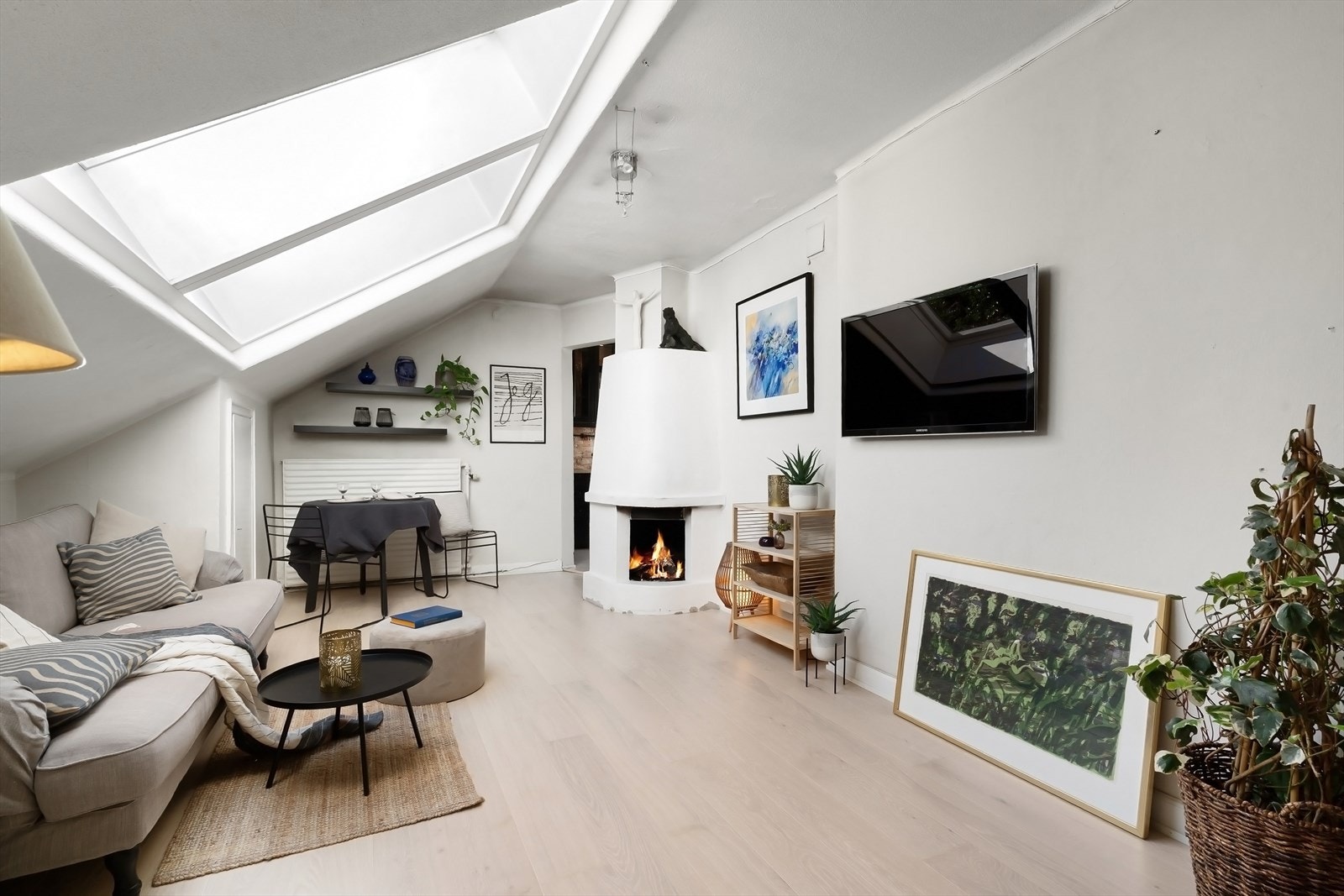 Peis i stuen skaper en hyggelig stemning. Nåværende eier har kun brukt stearinlys i peisen. Galleribilde