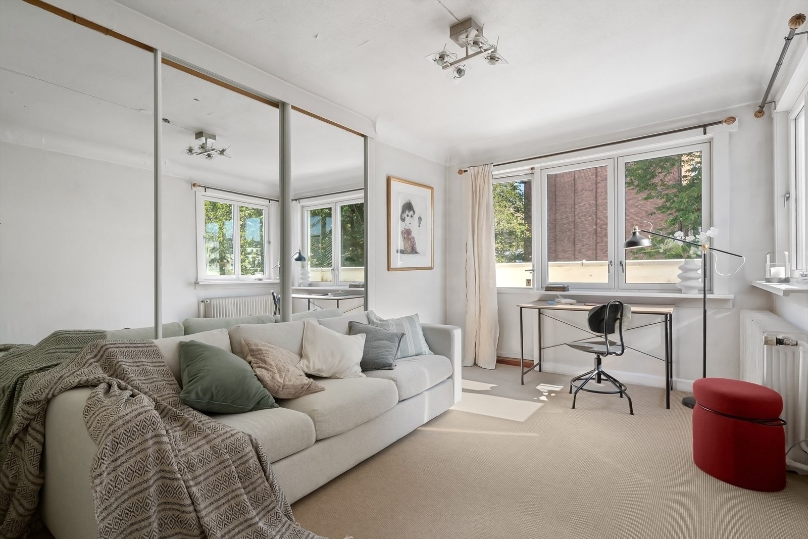 Soverom 2, som i dag brukes som stue/kontor, har skyvedørsgarderobe. Galleribilde