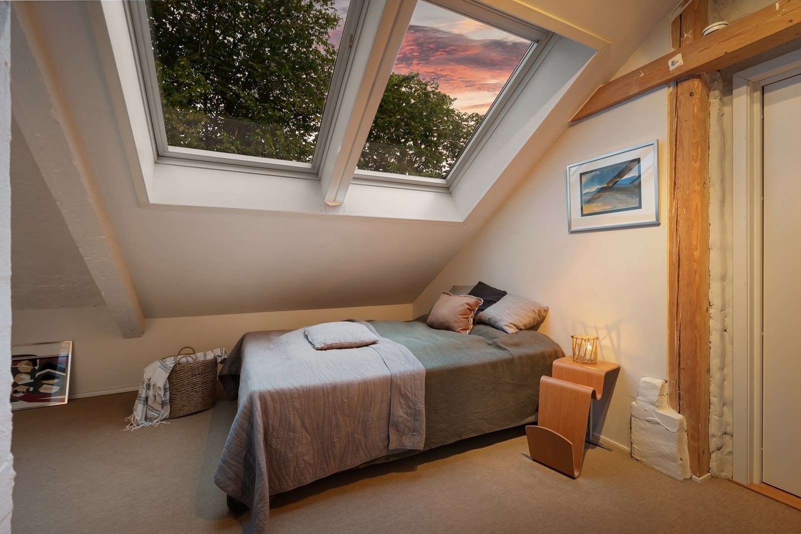 Romslig hovedsoverom med plass til dobbeltseng og tilhørende møblement. Galleribilde